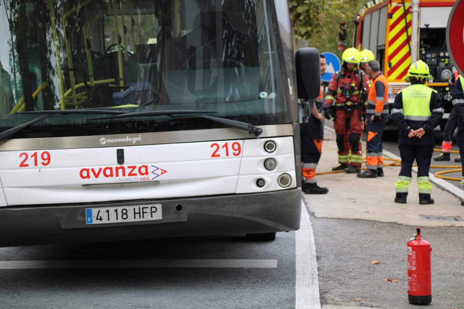  Arde un autobús interurbano de Avanza en el Paseo de San Vicente 