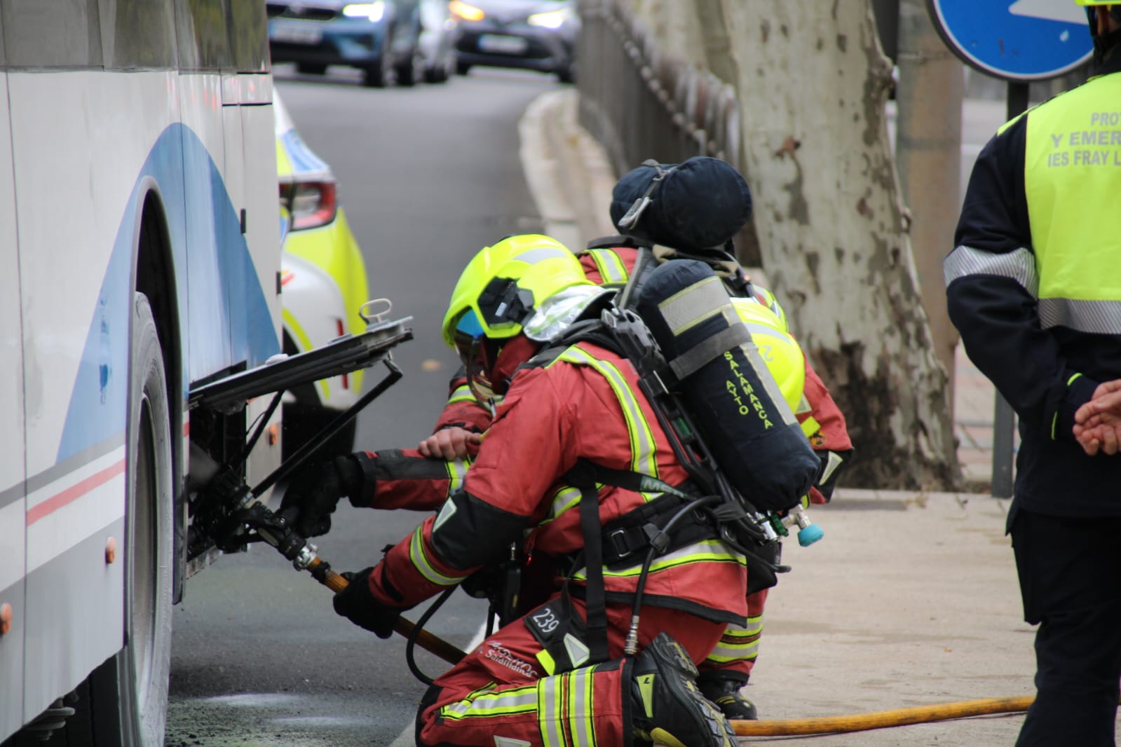  Arde un autobús interurbano de Avanza en el Paseo de San Vicente 