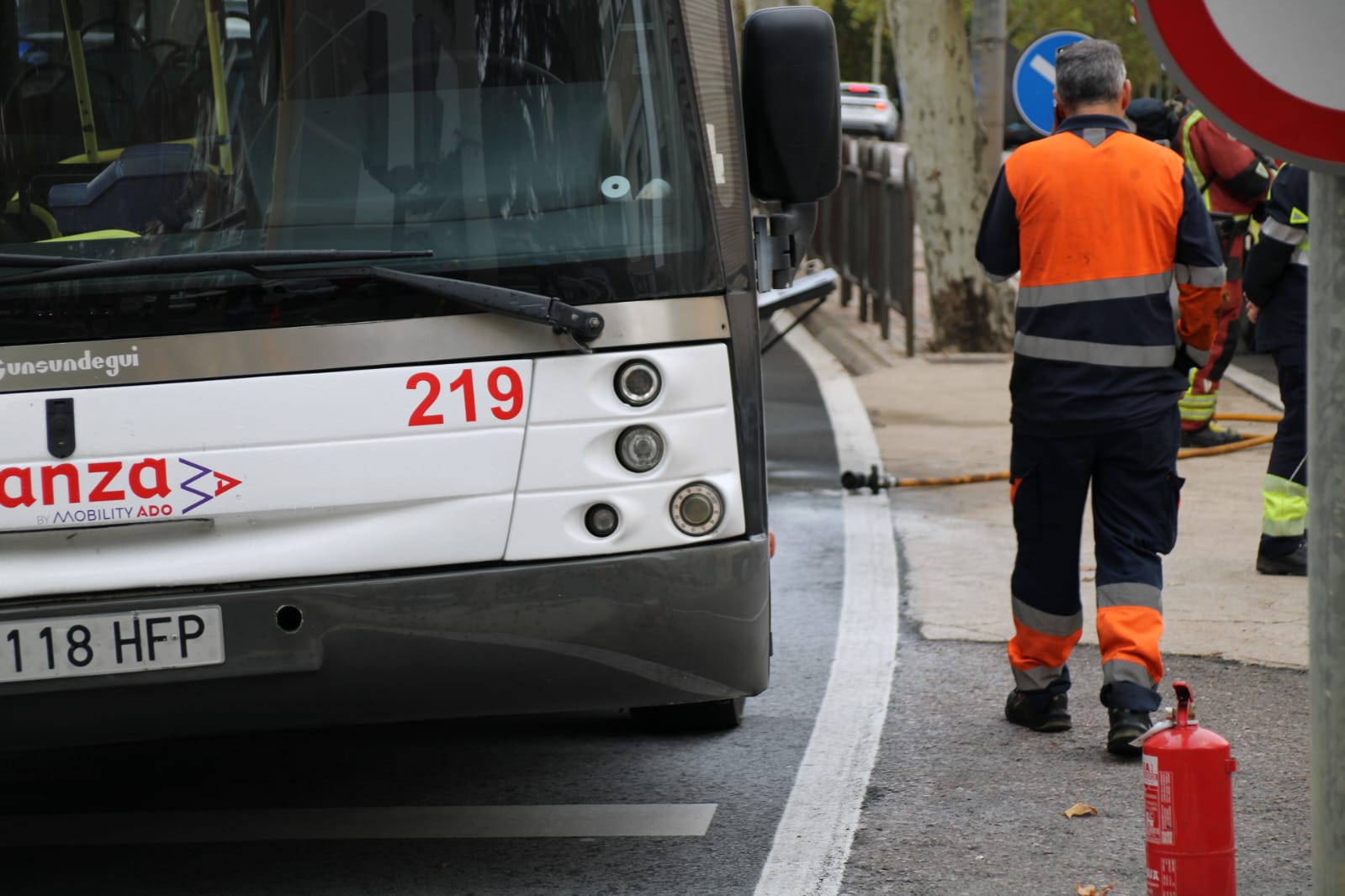  Arde un autobús interurbano de Avanza en el Paseo de San Vicente 