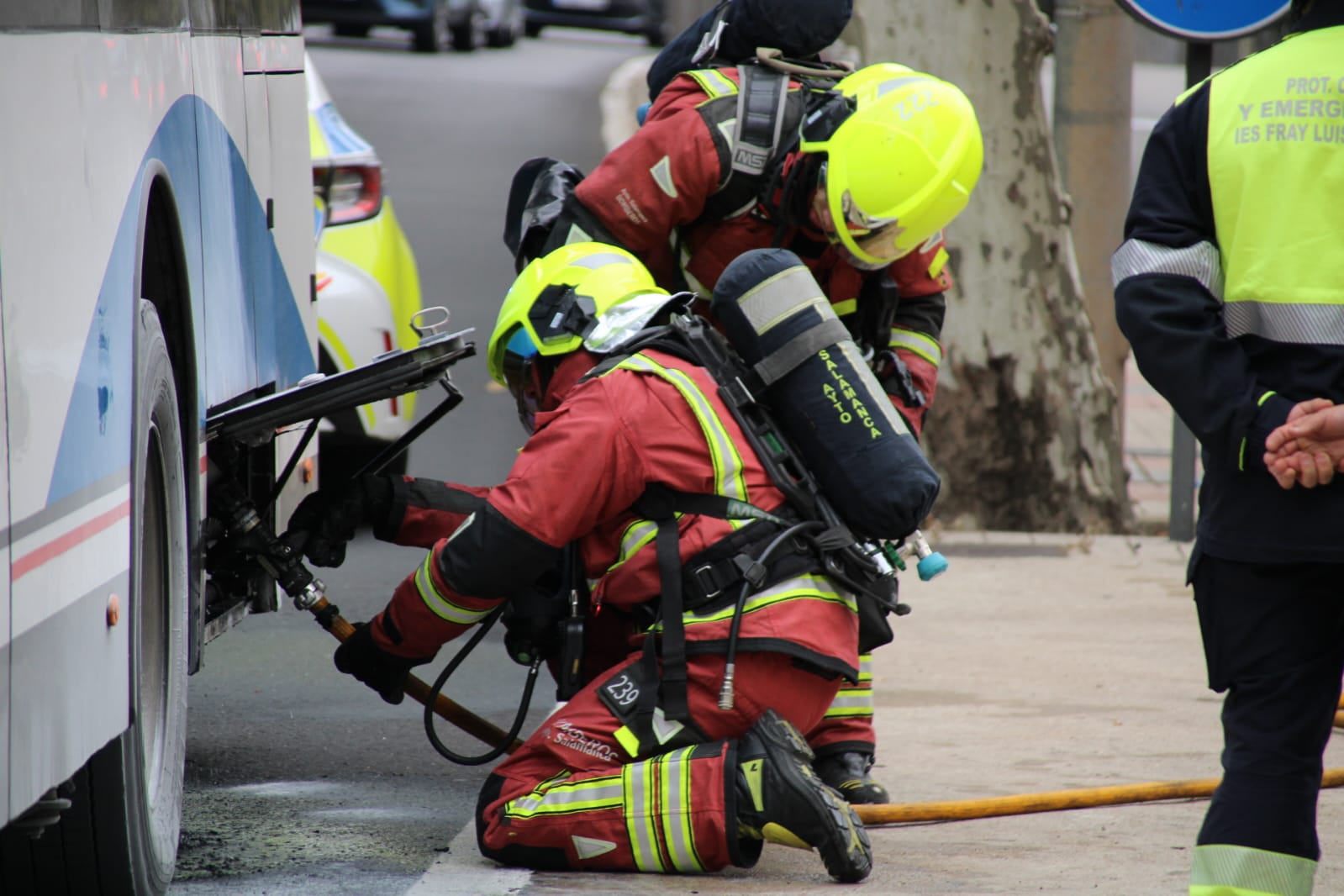  Arde un autobús interurbano de Avanza en el Paseo de San Vicente 