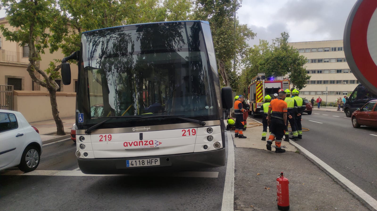  Arde un autobús interurbano de Avanza en el Paseo de San Vicente 