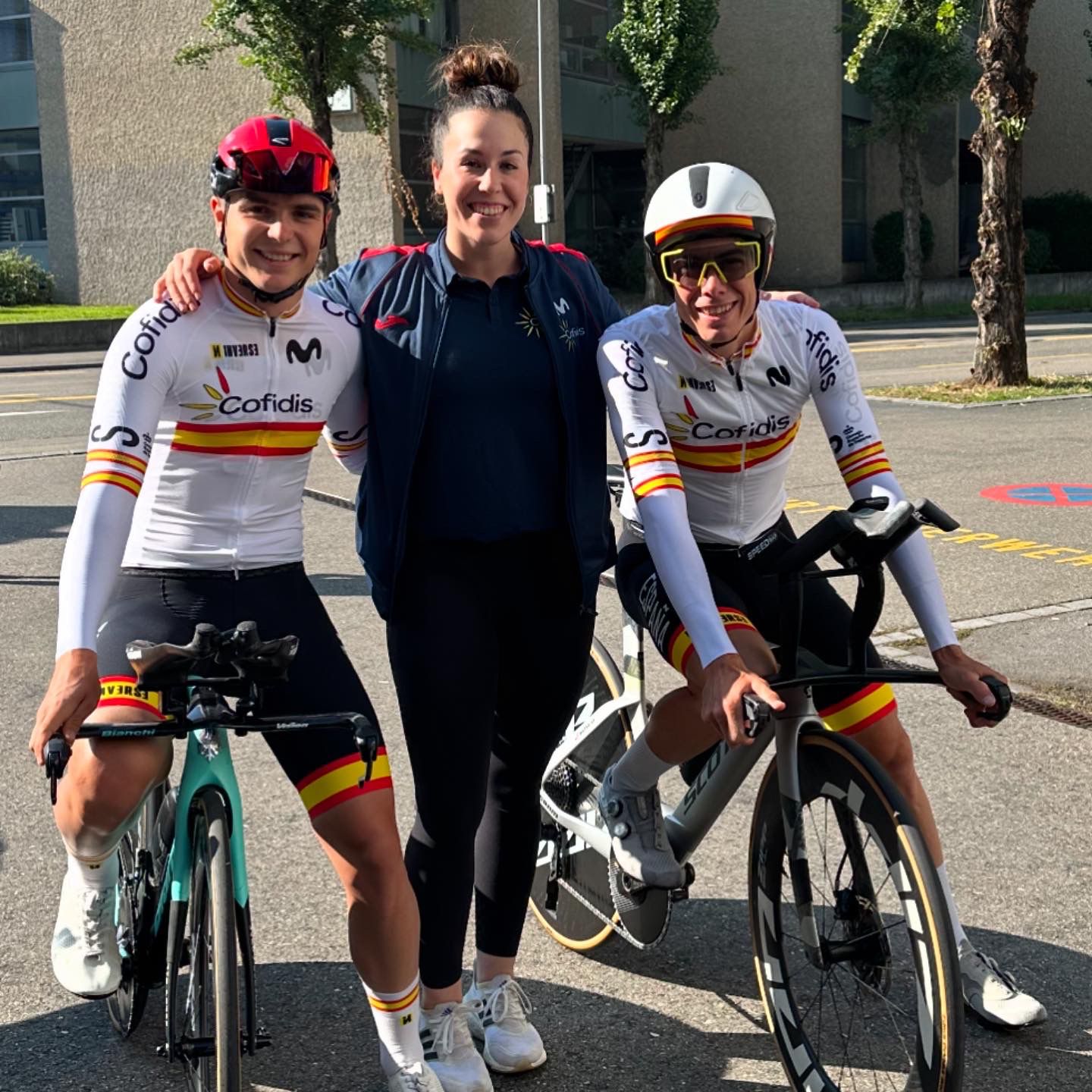 Julia Rodríguez con los ciclistas profesionales David de la Cruz y Raúl García Pierna en un entrenamiento para la CRI del Campeonato del Mundo