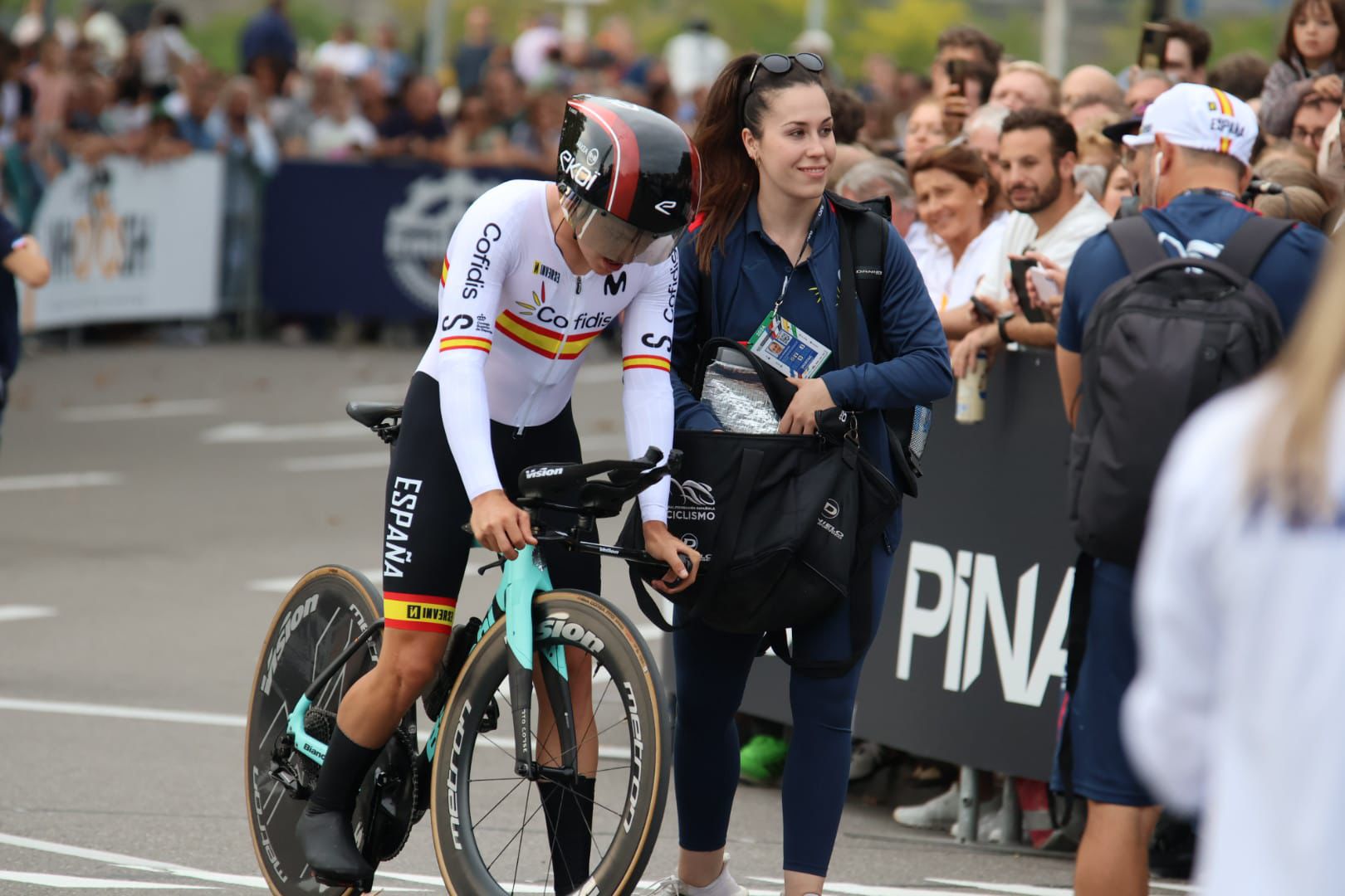 Julia Rodríguez junto al corredor del equipo Arkea, Raúl García Pierna, durante la CRI del Campeonato del Mundo de Ciclismo