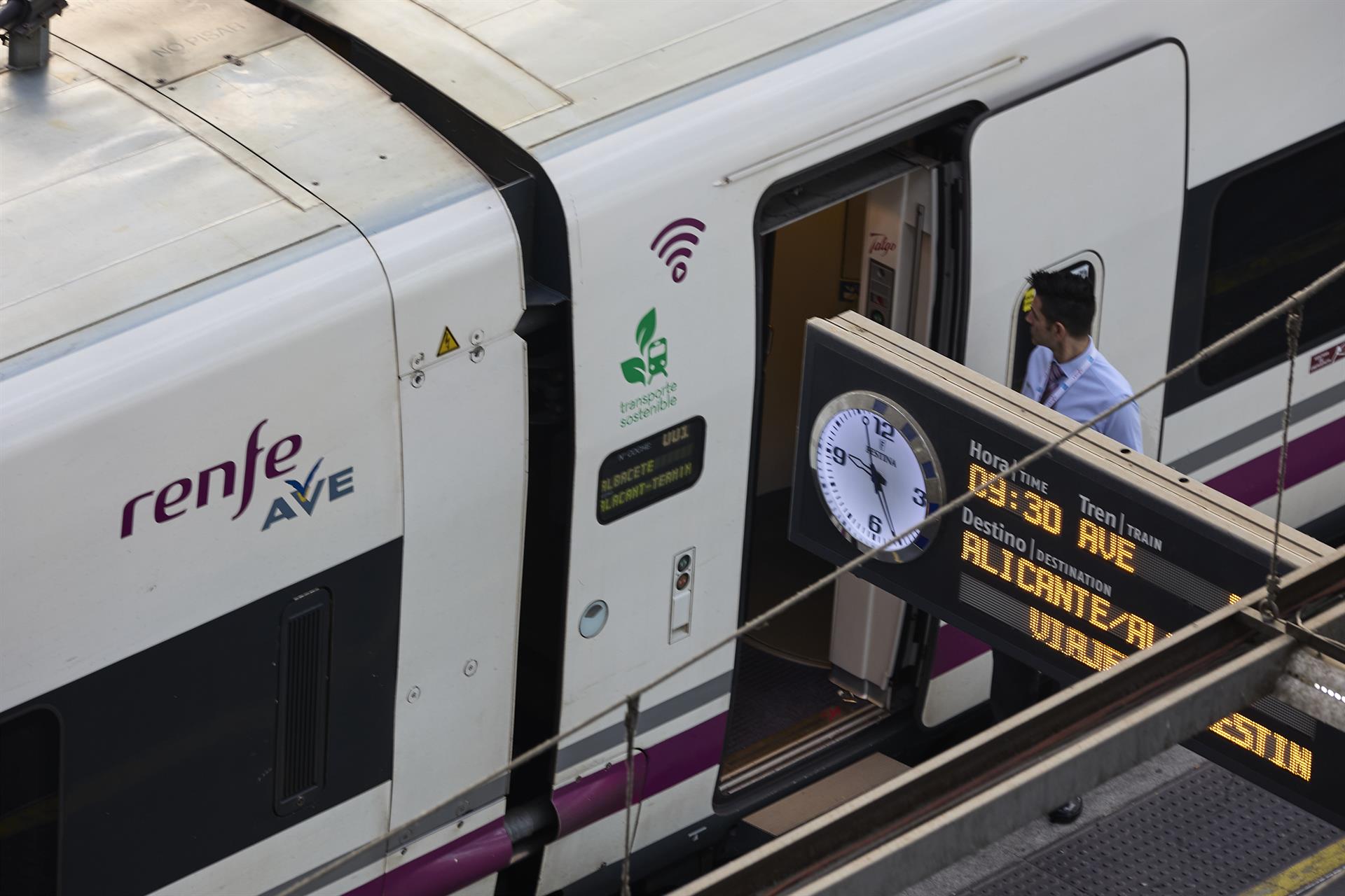 Archivo - Un trabajador de Renfe en las puertas de un AVE, en la estación Puerta de Atocha, a 3 de agosto de 2022, en Madrid (España). - Jesús Hellín - Europa Press - Archivo