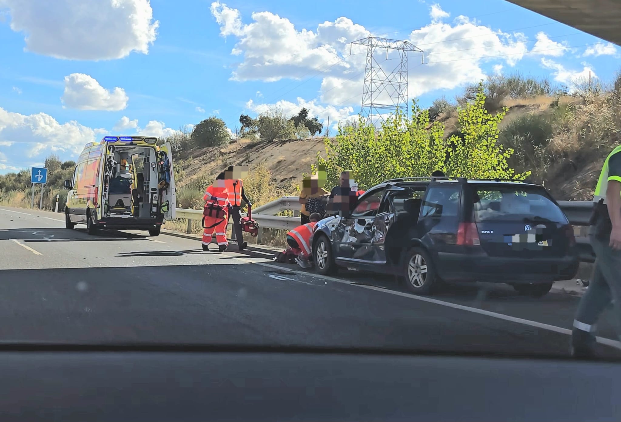 Un menor queda inconsciente tras un accidente entre dos turismos en la A-66