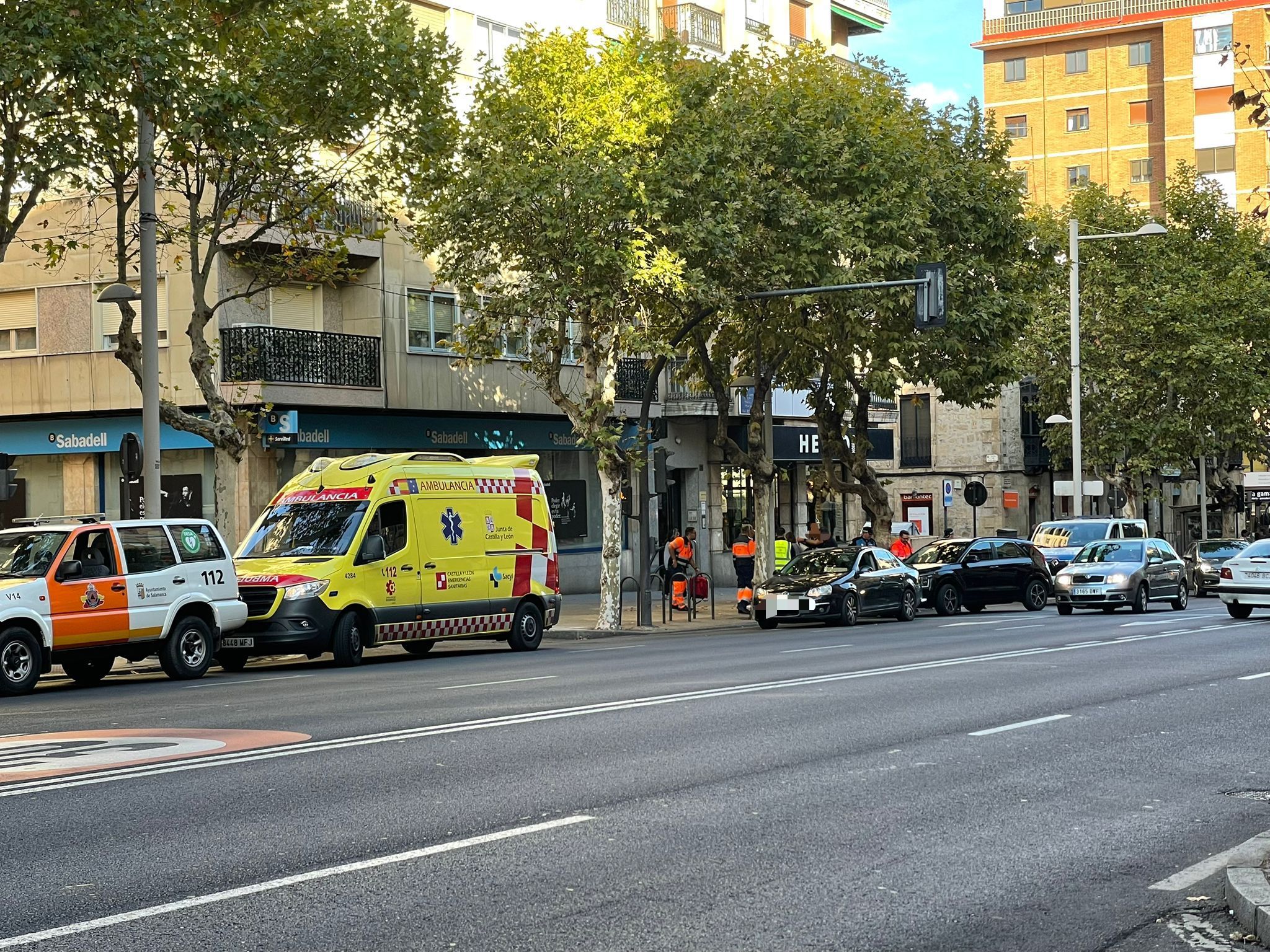 Atienden a una mujer tras una colisión por alcance en la avenida de Mirat 