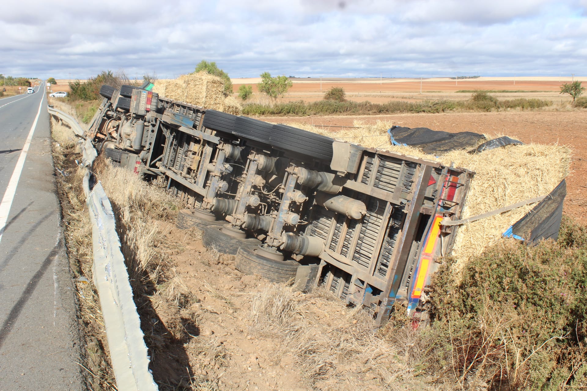 Un camión se sale de la vía a la altura de Doñinos