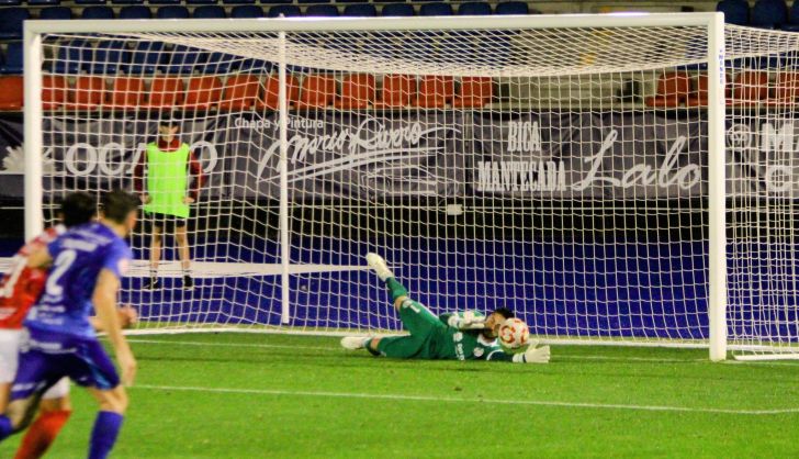 Iván Martínez detiene un penalti en O Couto | FOTO UNIONISTAS CF