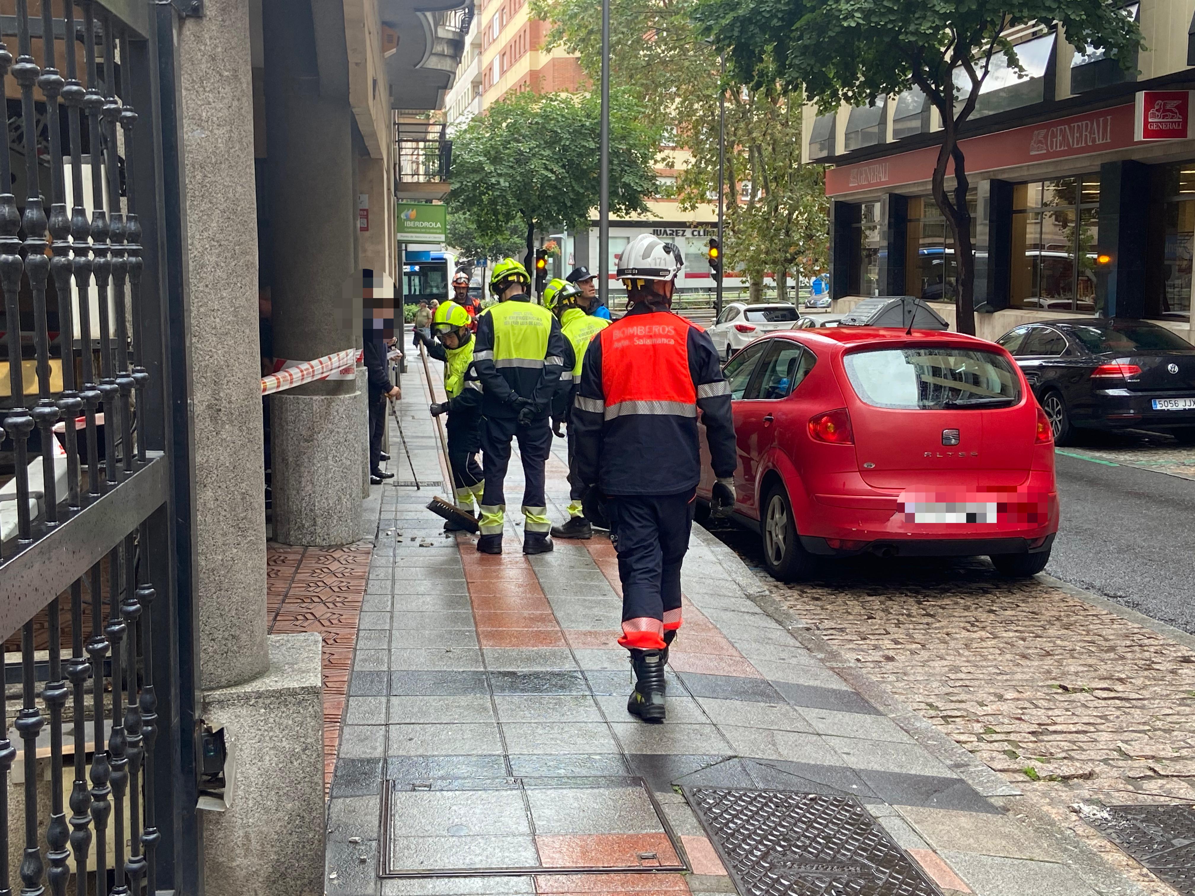 GALERÍA |  Los Bomberos acuden a la calle Valencia por el desprendimiento de cascotes de un edificio 