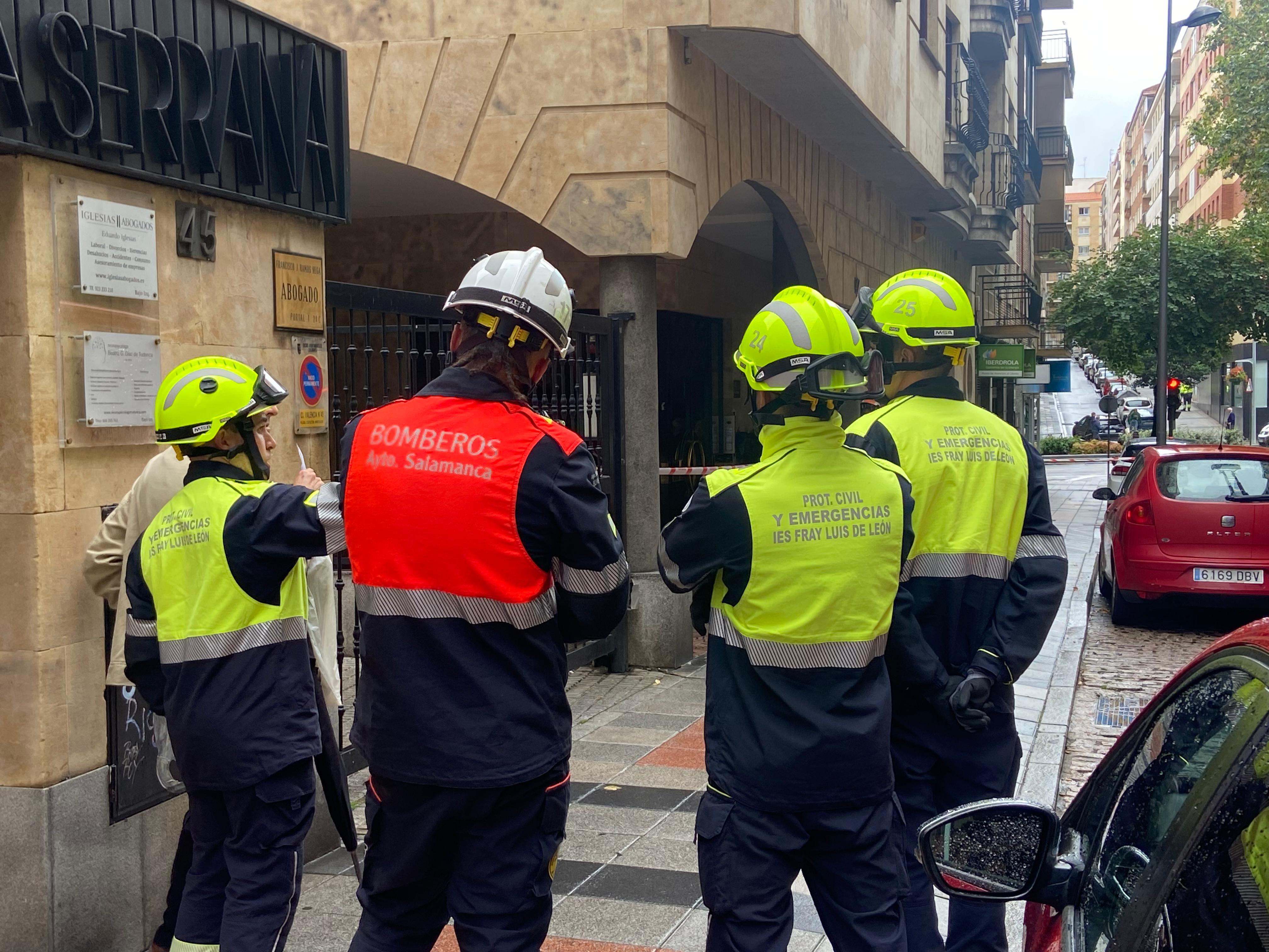 GALERÍA |  Los Bomberos acuden a la calle Valencia por el desprendimiento de cascotes de un edificio 