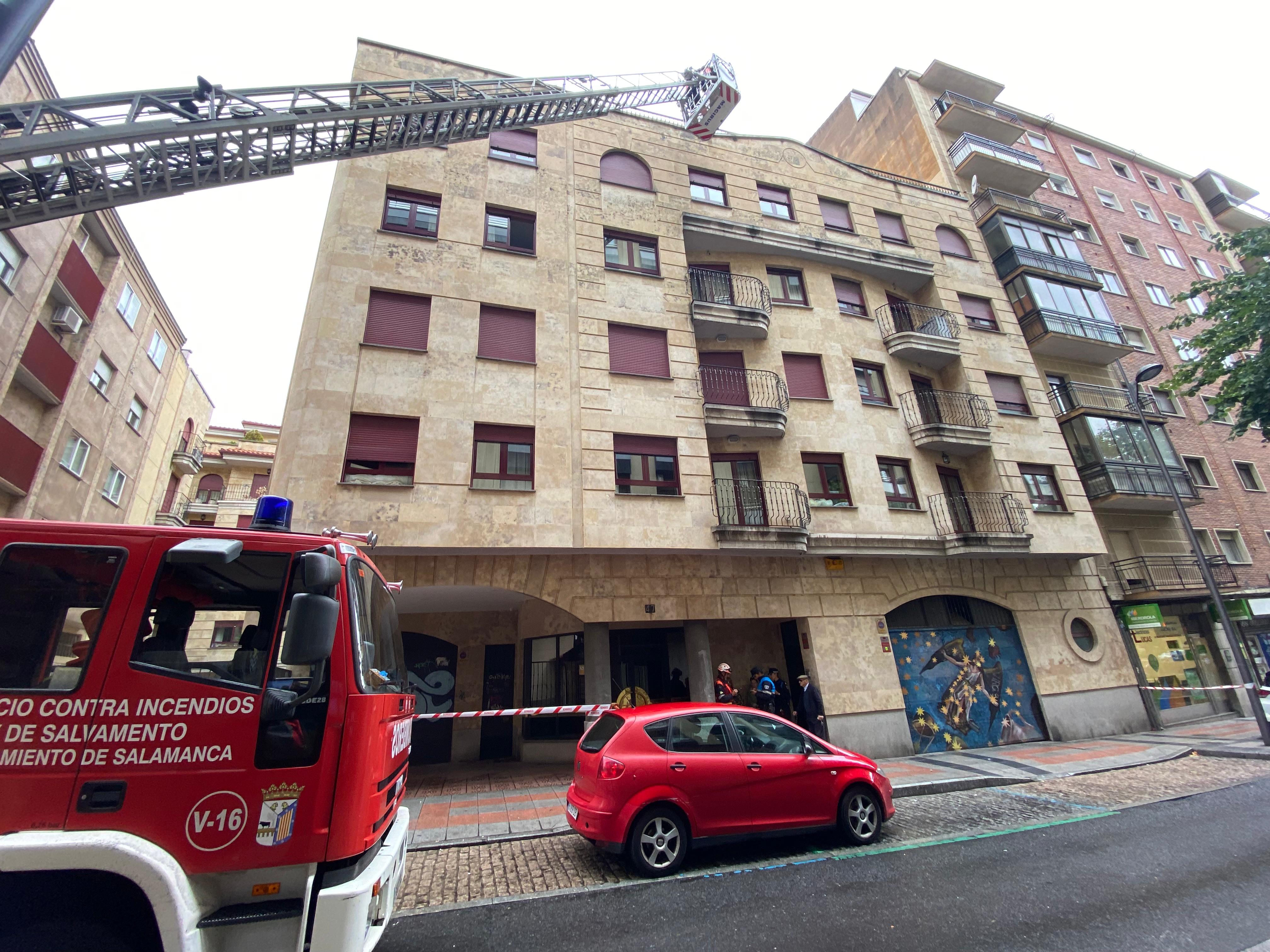 GALERÍA |  Los Bomberos acuden a la calle Valencia por el desprendimiento de cascotes de un edificio 