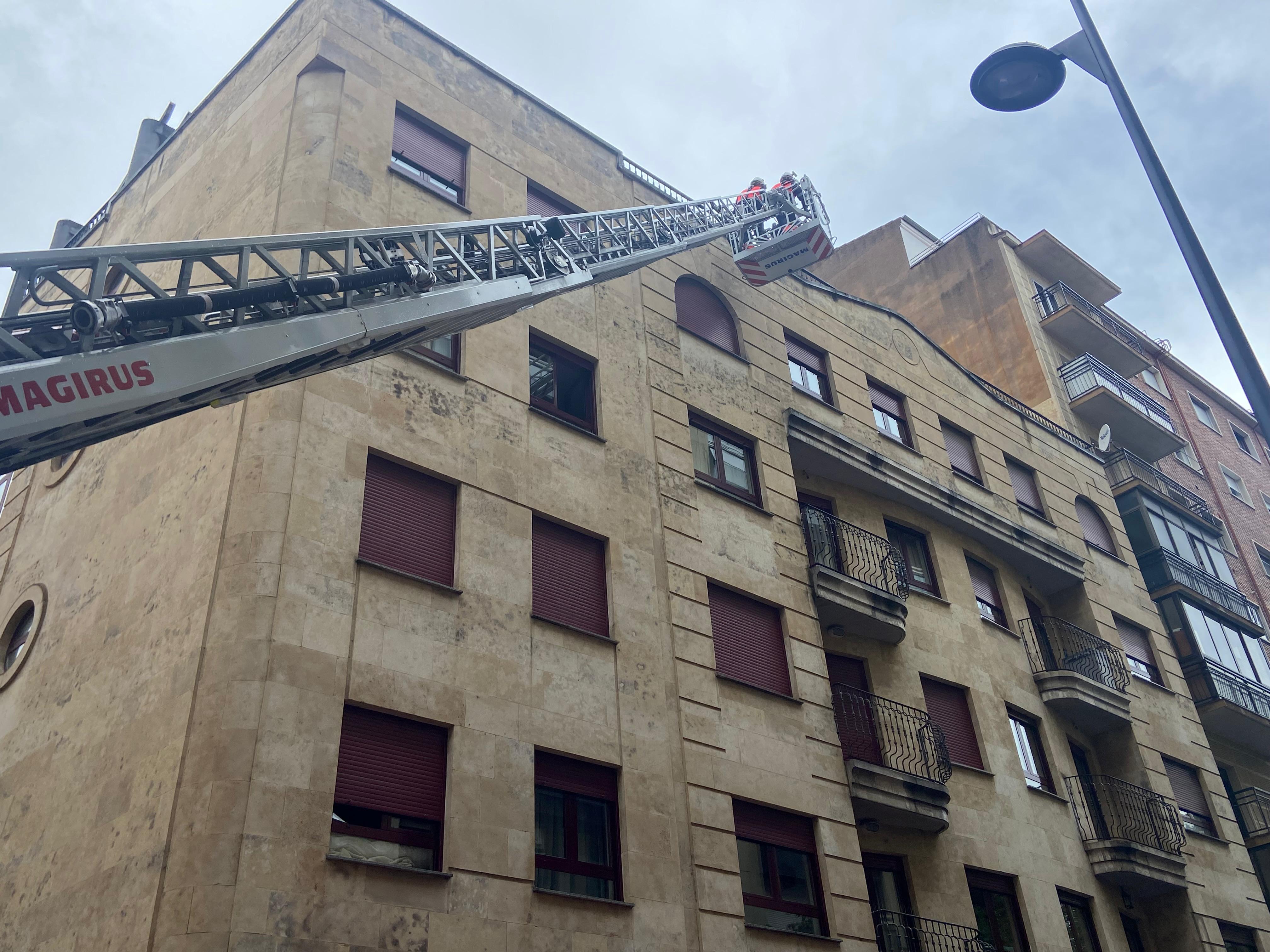 GALERÍA |  Los Bomberos acuden a la calle Valencia por el desprendimiento de cascotes de un edificio 