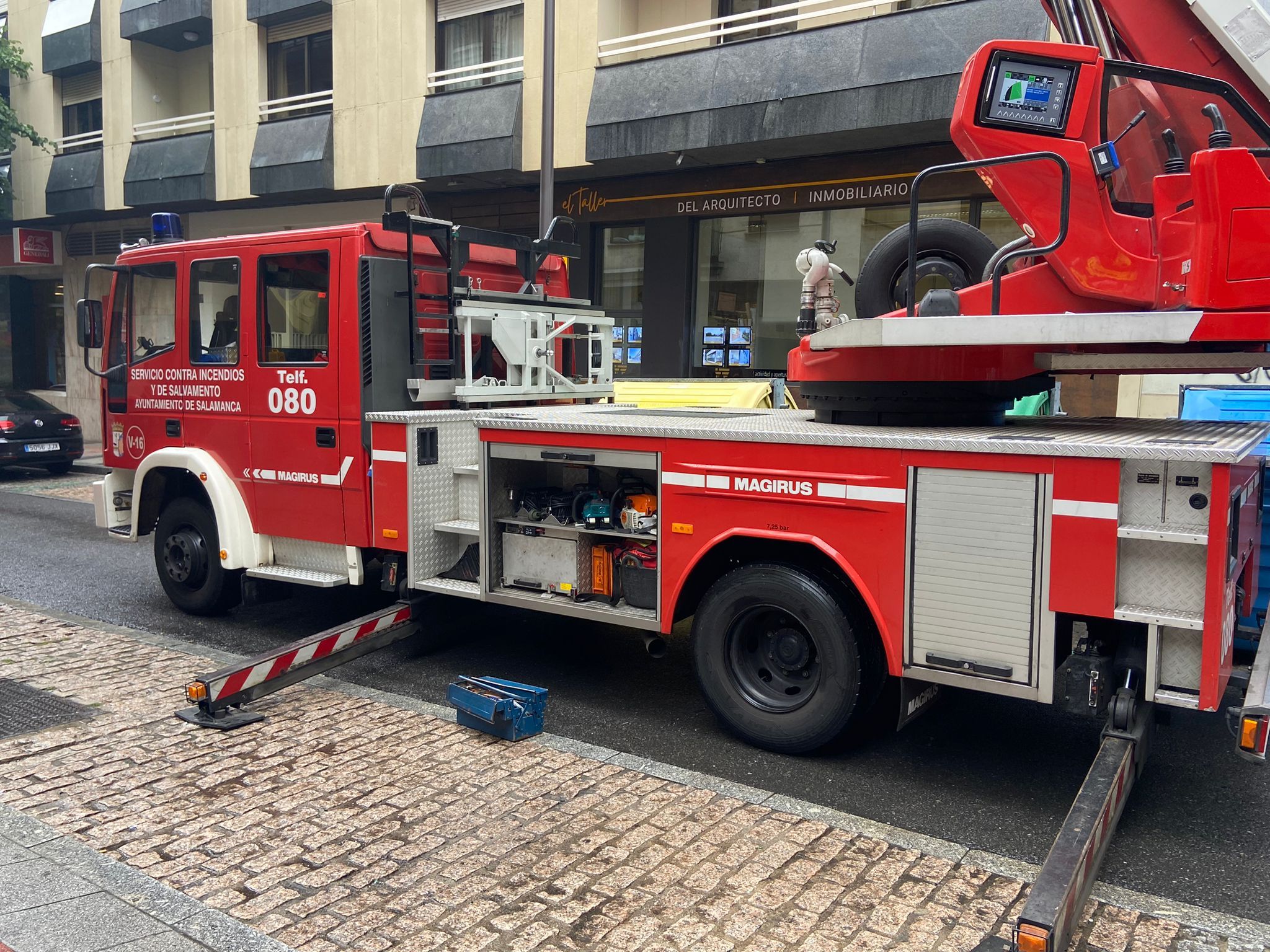 GALERÍA |  Los Bomberos acuden a la calle Valencia por el desprendimiento de cascotes de un edificio 