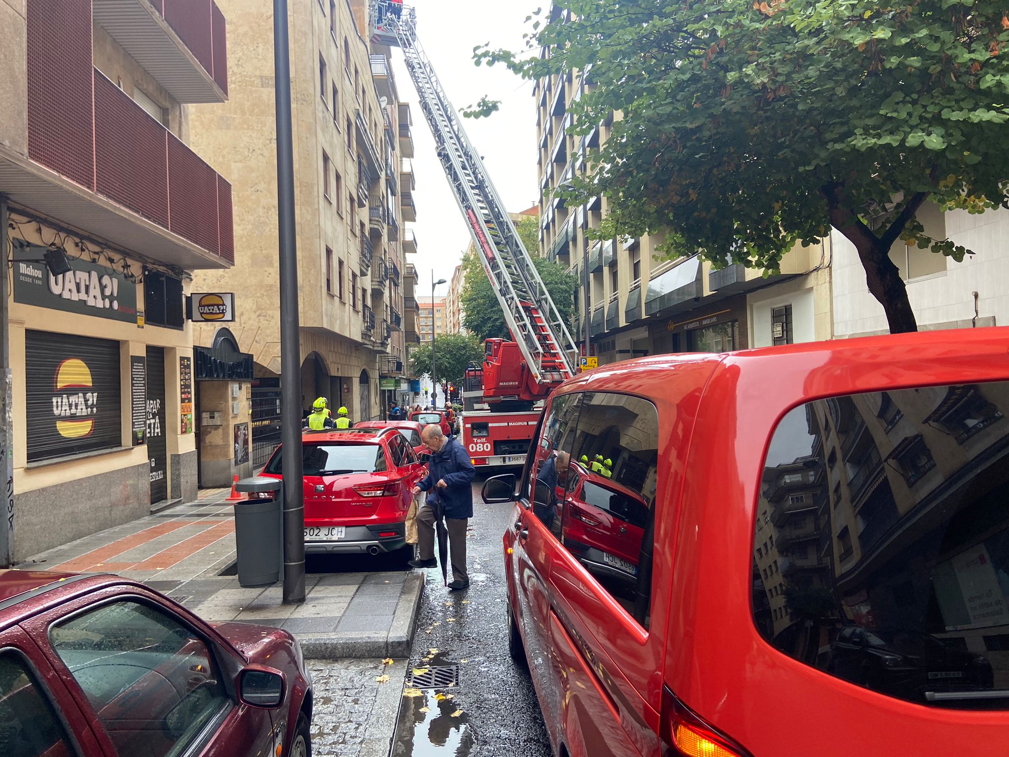 GALERÍA |  Los Bomberos acuden a la calle Valencia por el desprendimiento de cascotes de un edificio 