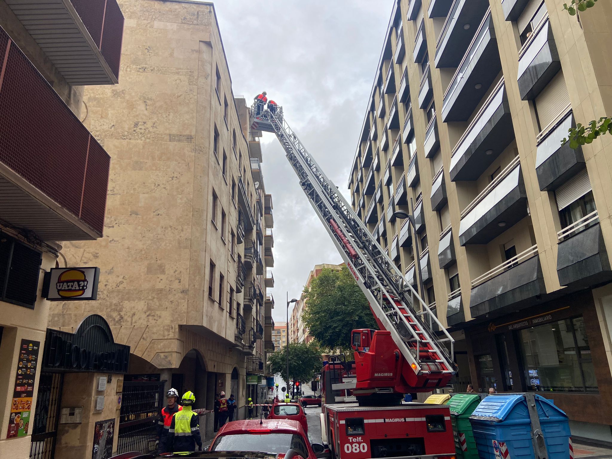 GALERÍA |  Los Bomberos acuden a la calle Valencia por el desprendimiento de cascotes de un edificio 