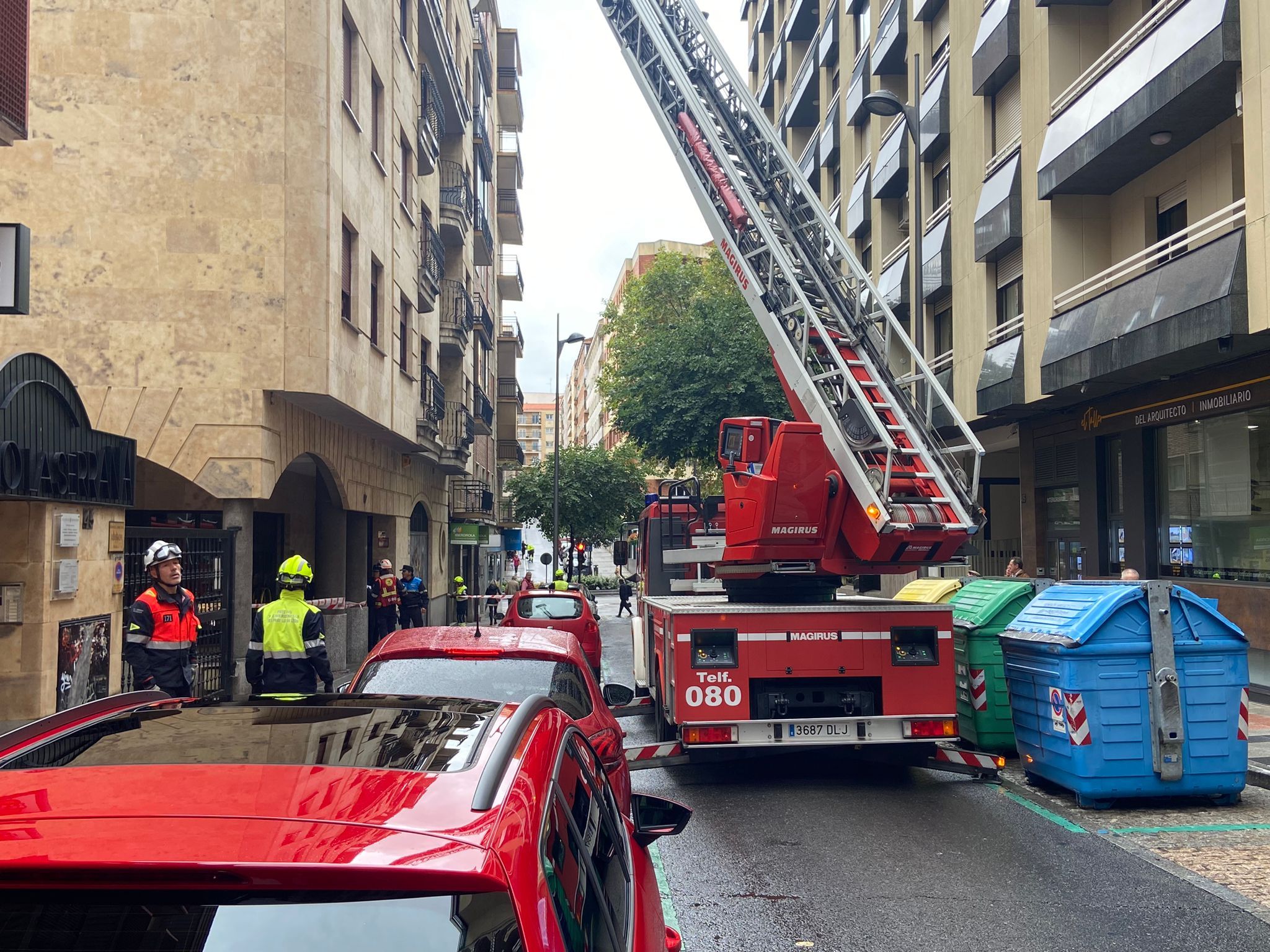 GALERÍA |  Los Bomberos acuden a la calle Valencia por el desprendimiento de cascotes de un edificio 