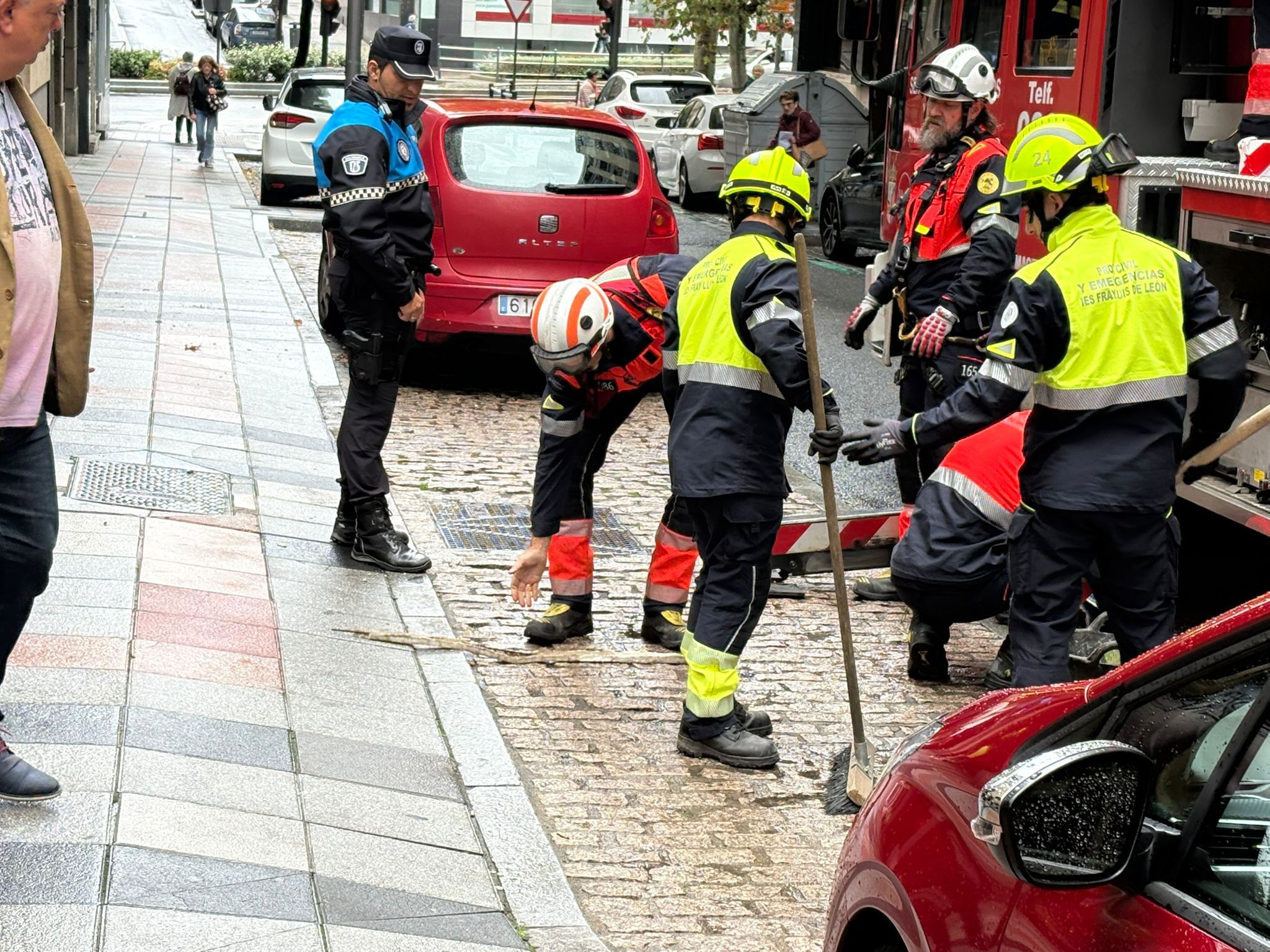 GALERÍA |  Los Bomberos acuden a la calle Valencia por el desprendimiento de cascotes de un edificio 