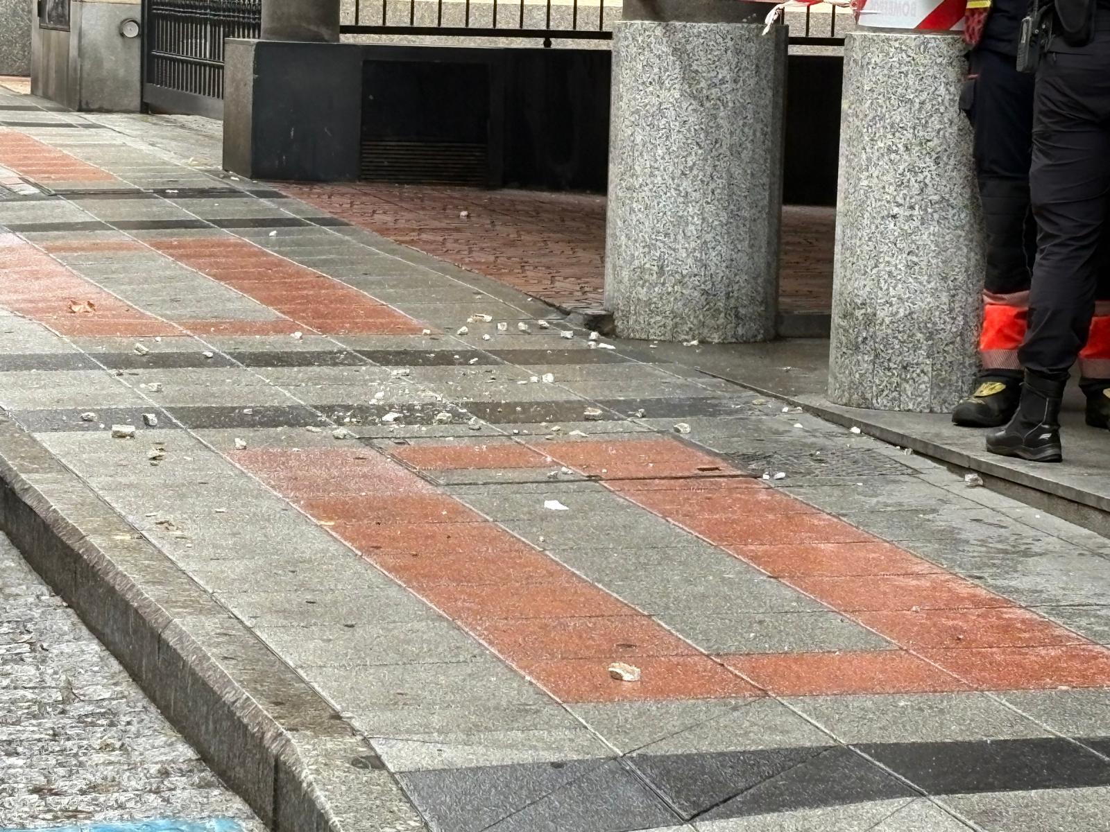 GALERÍA |  Los Bomberos acuden a la calle Valencia por el desprendimiento de cascotes de un edificio 