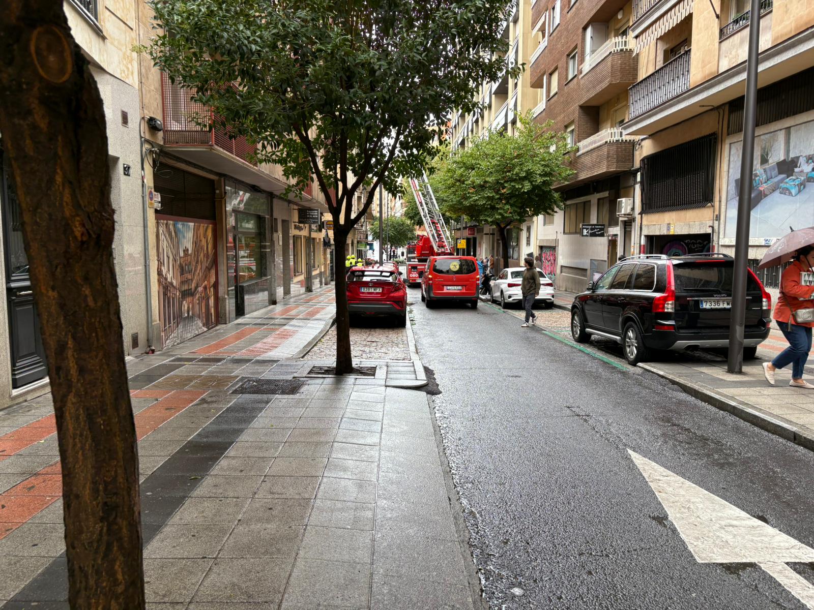 GALERÍA |  Los Bomberos acuden a la calle Valencia por el desprendimiento de cascotes de un edificio 