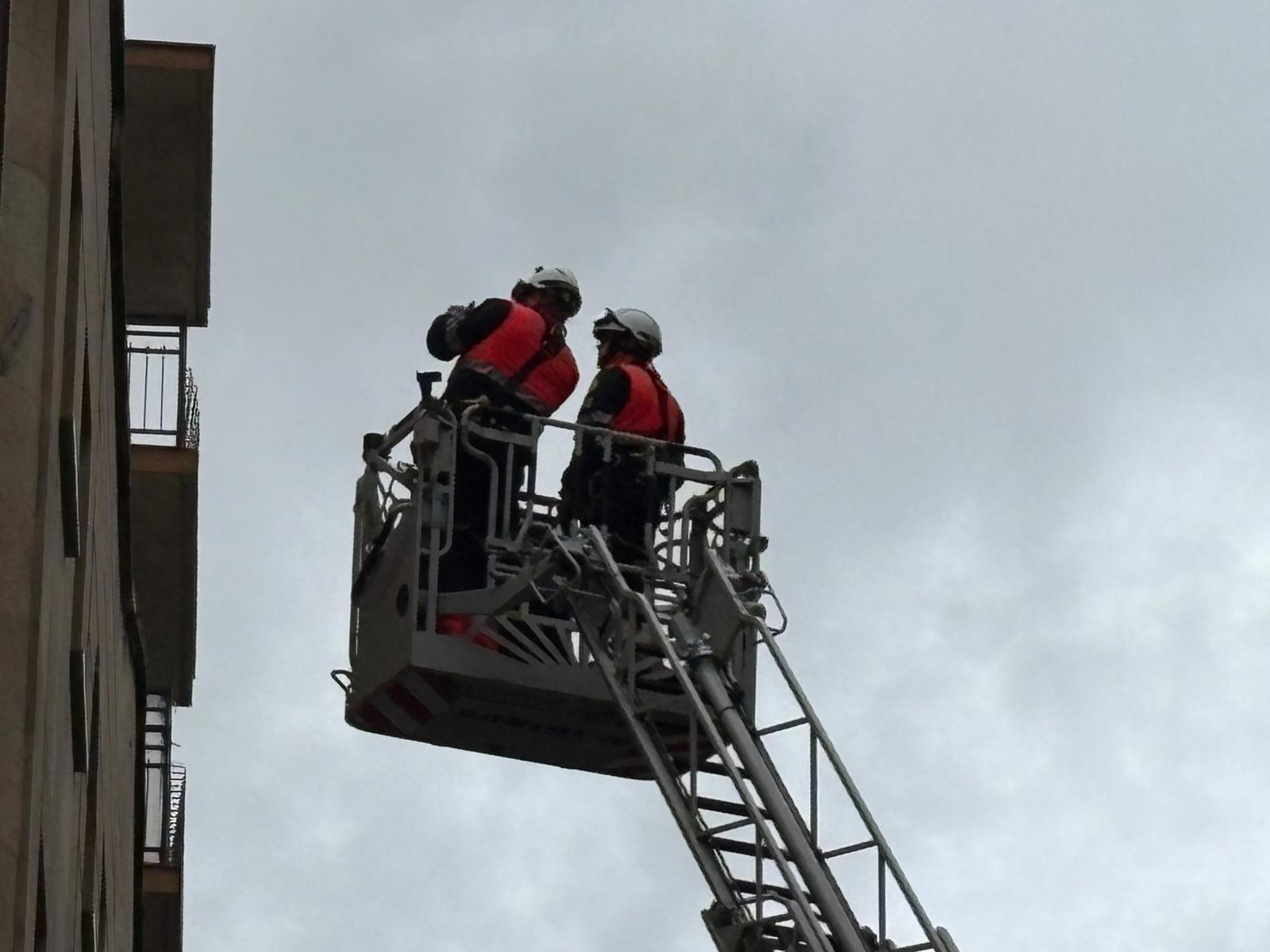 GALERÍA |  Los Bomberos acuden a la calle Valencia por el desprendimiento de cascotes de un edificio 