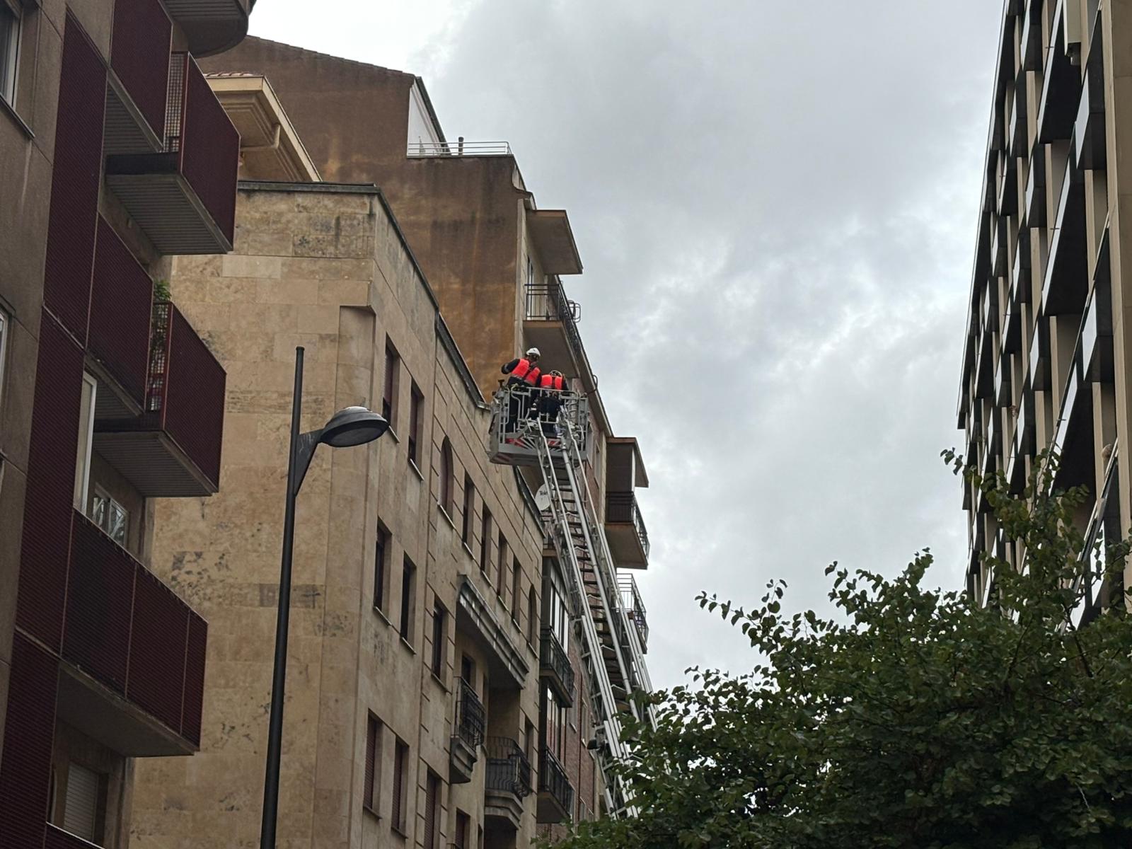 GALERÍA |  Los Bomberos acuden a la calle Valencia por el desprendimiento de cascotes de un edificio 