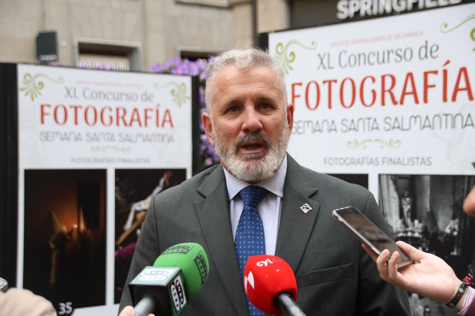 Inauguración de la exposición de fotografías que concursan para ser el cartel de la Semana Santa Salmantina 2025