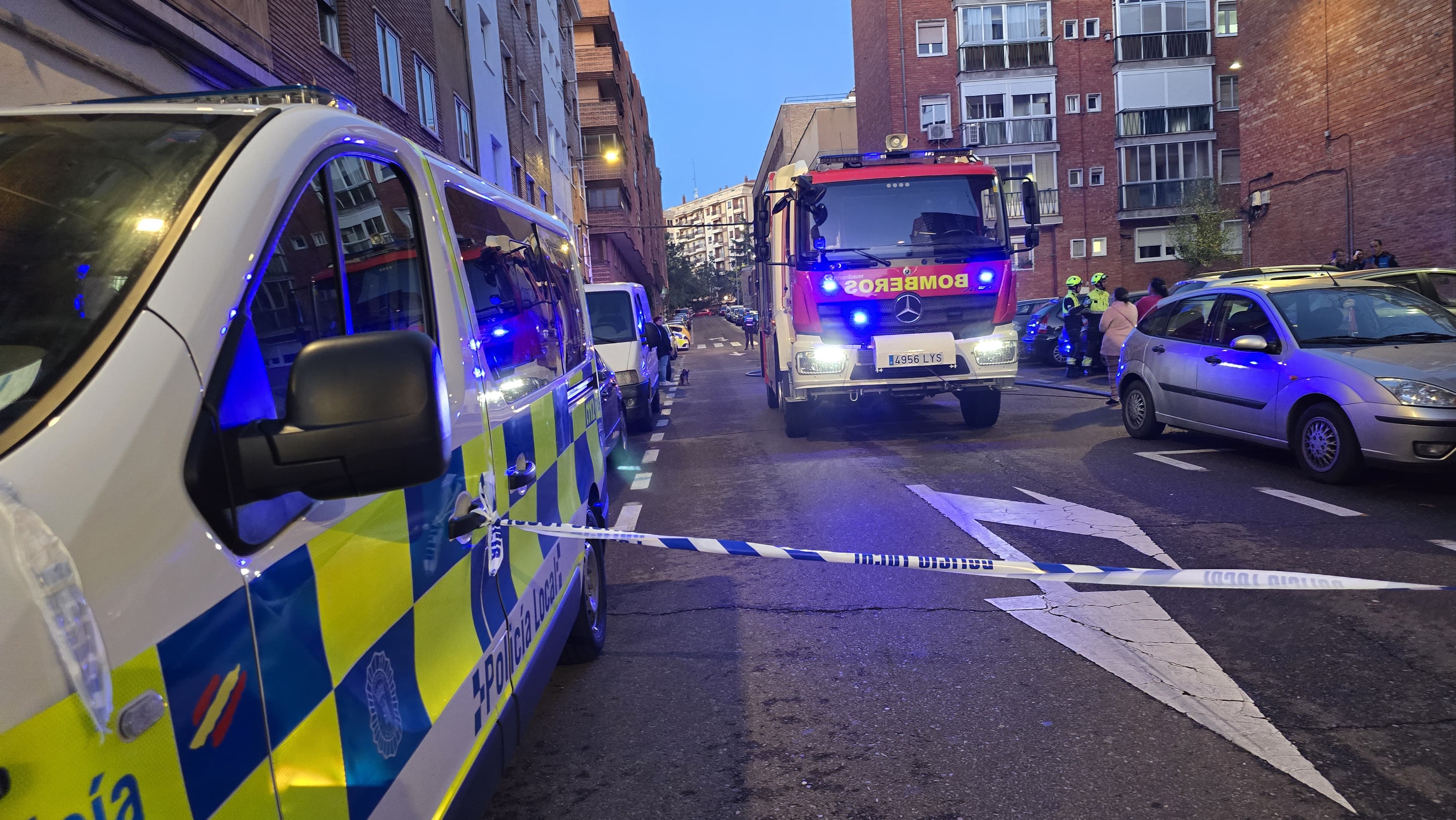 Incendio en una cocina de la calle Armuña. Fotos Andrea M.