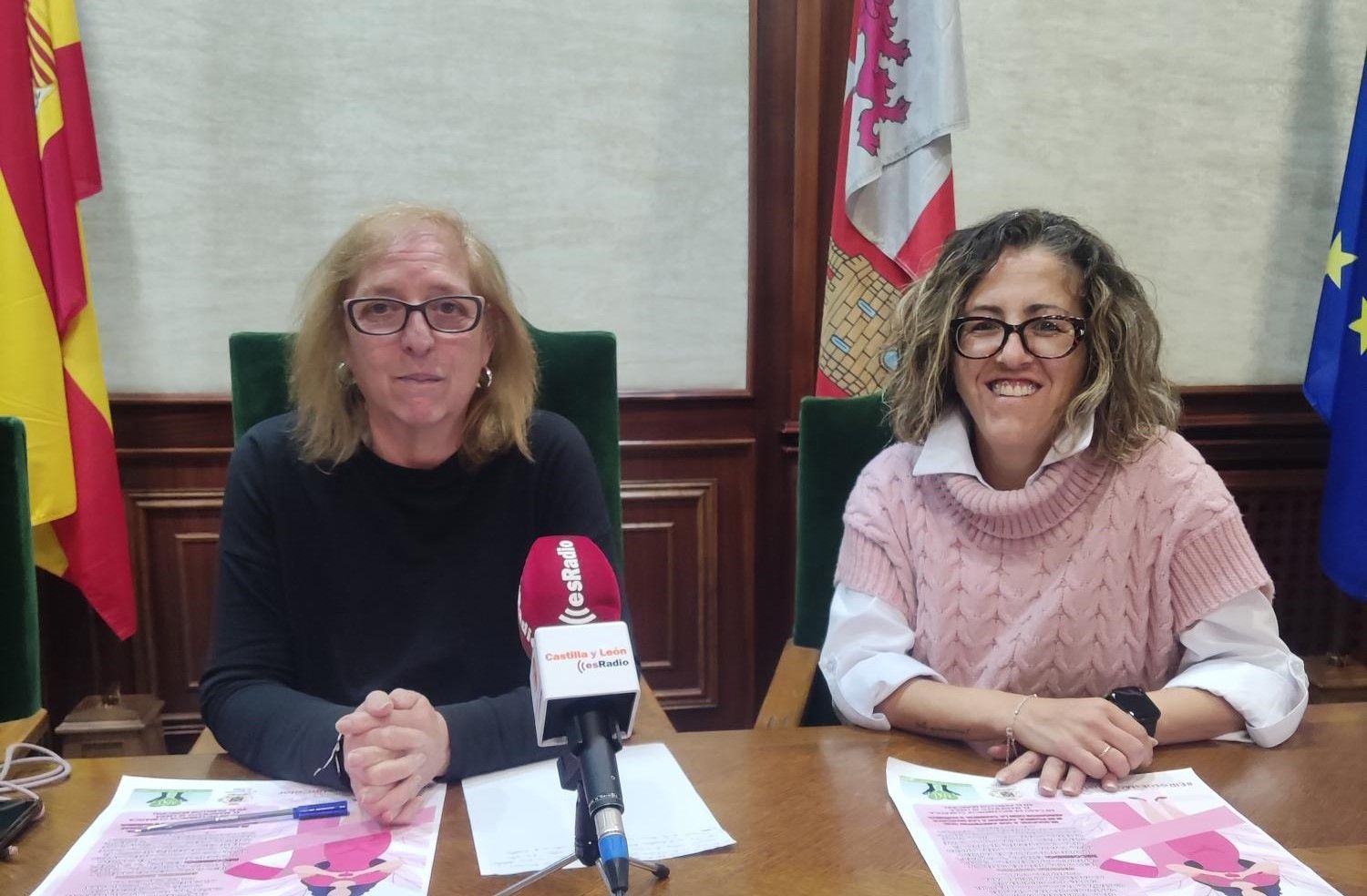 La concejala de Béjar María Teresa Crego, acompañada por la portavoz de la Asociación Bejarana contra el Cáncer, Emi García