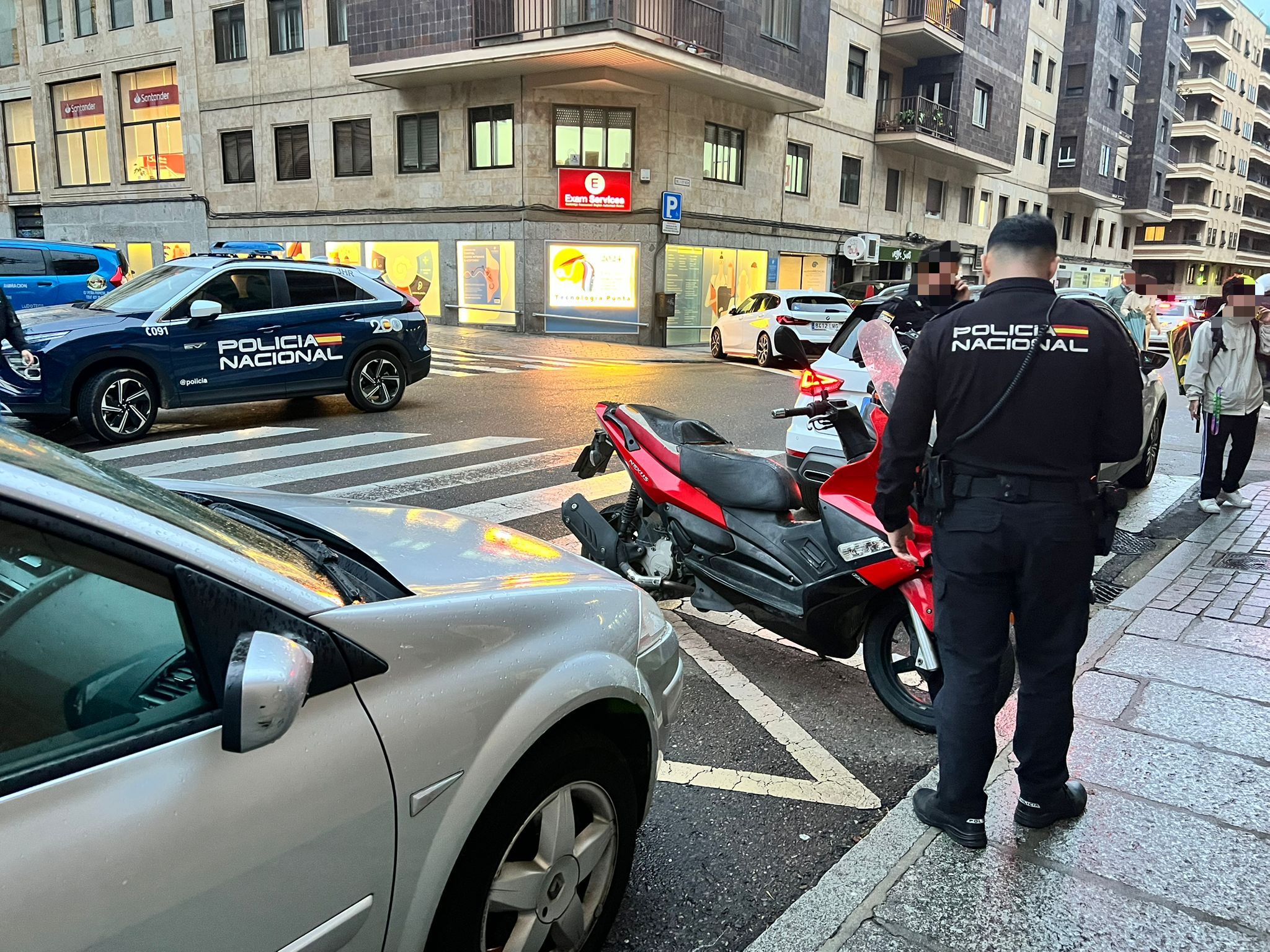 Colisión entre un coche y un patinete eléctrico en la calle de Conde Crespo Rascón