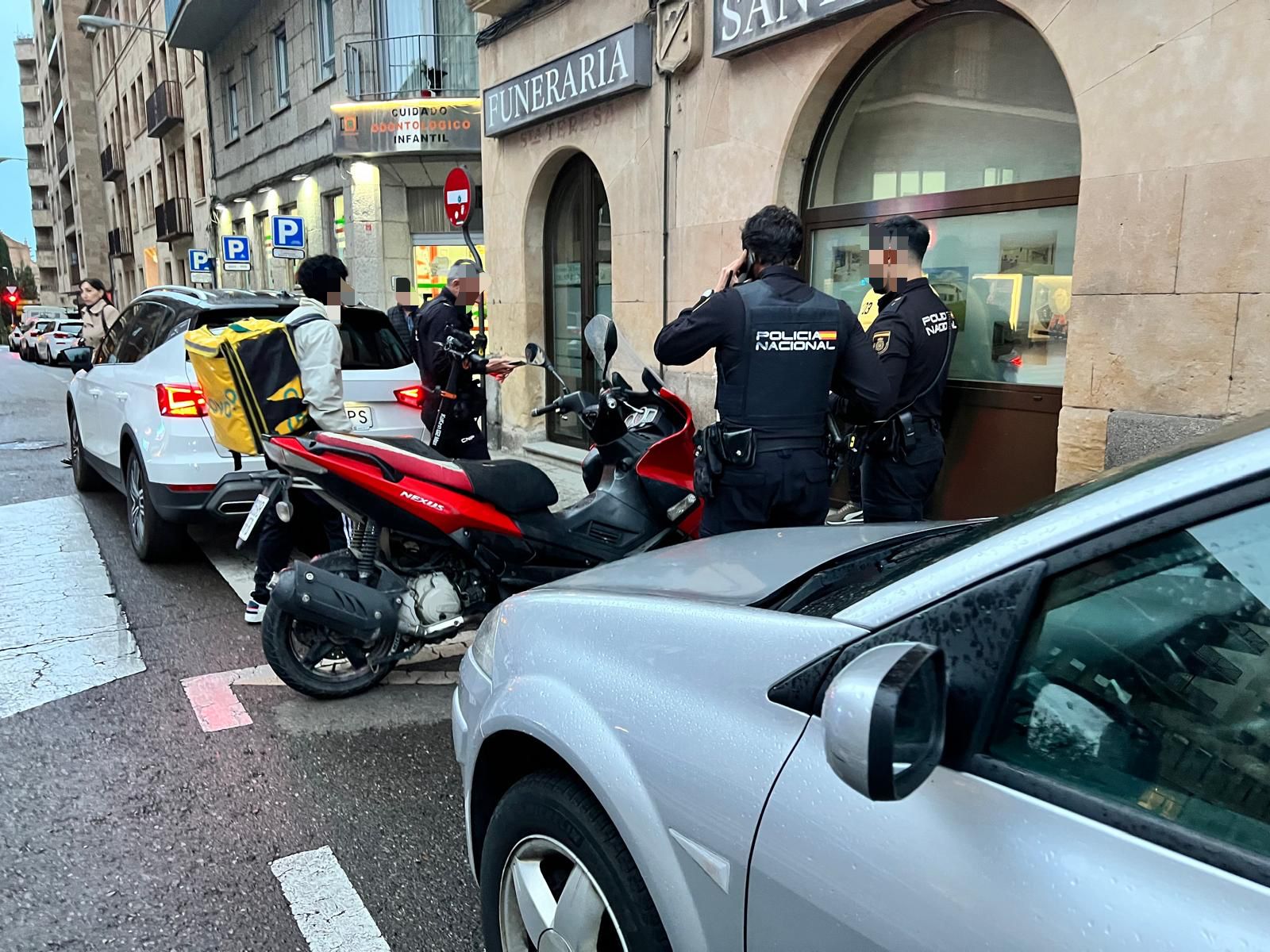 Colisión entre un coche y un patinete eléctrico en la calle de Conde Crespo Rascón