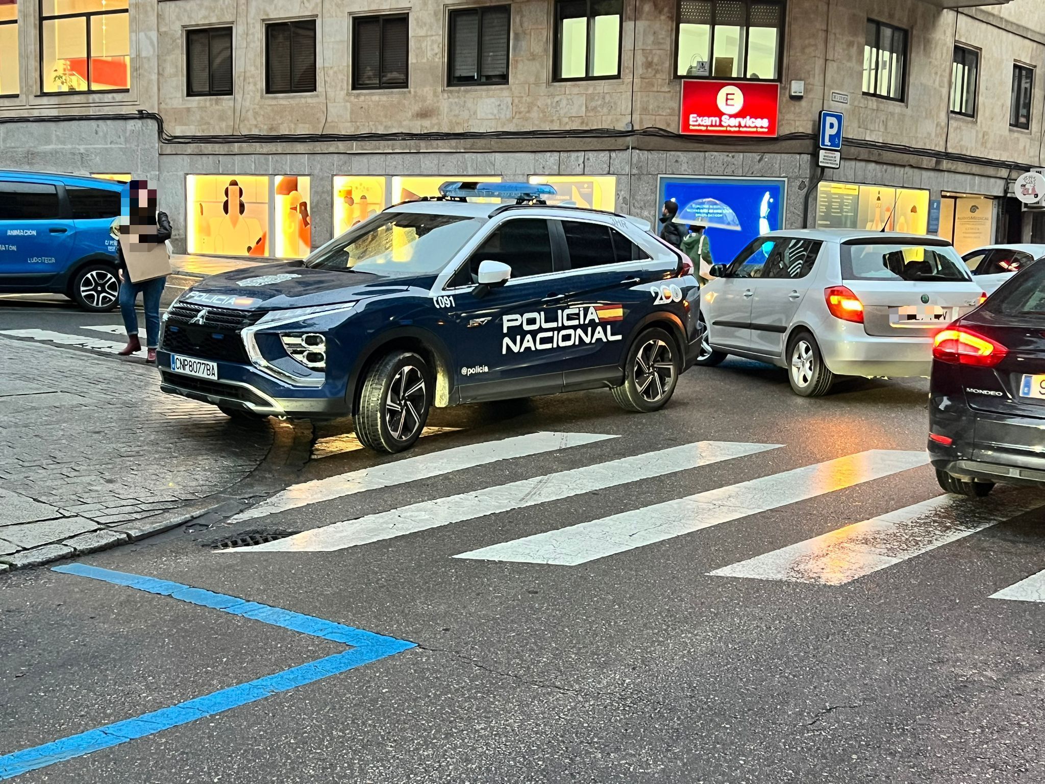 Colisión entre un coche y un patinete eléctrico en la calle de Conde Crespo Rascón