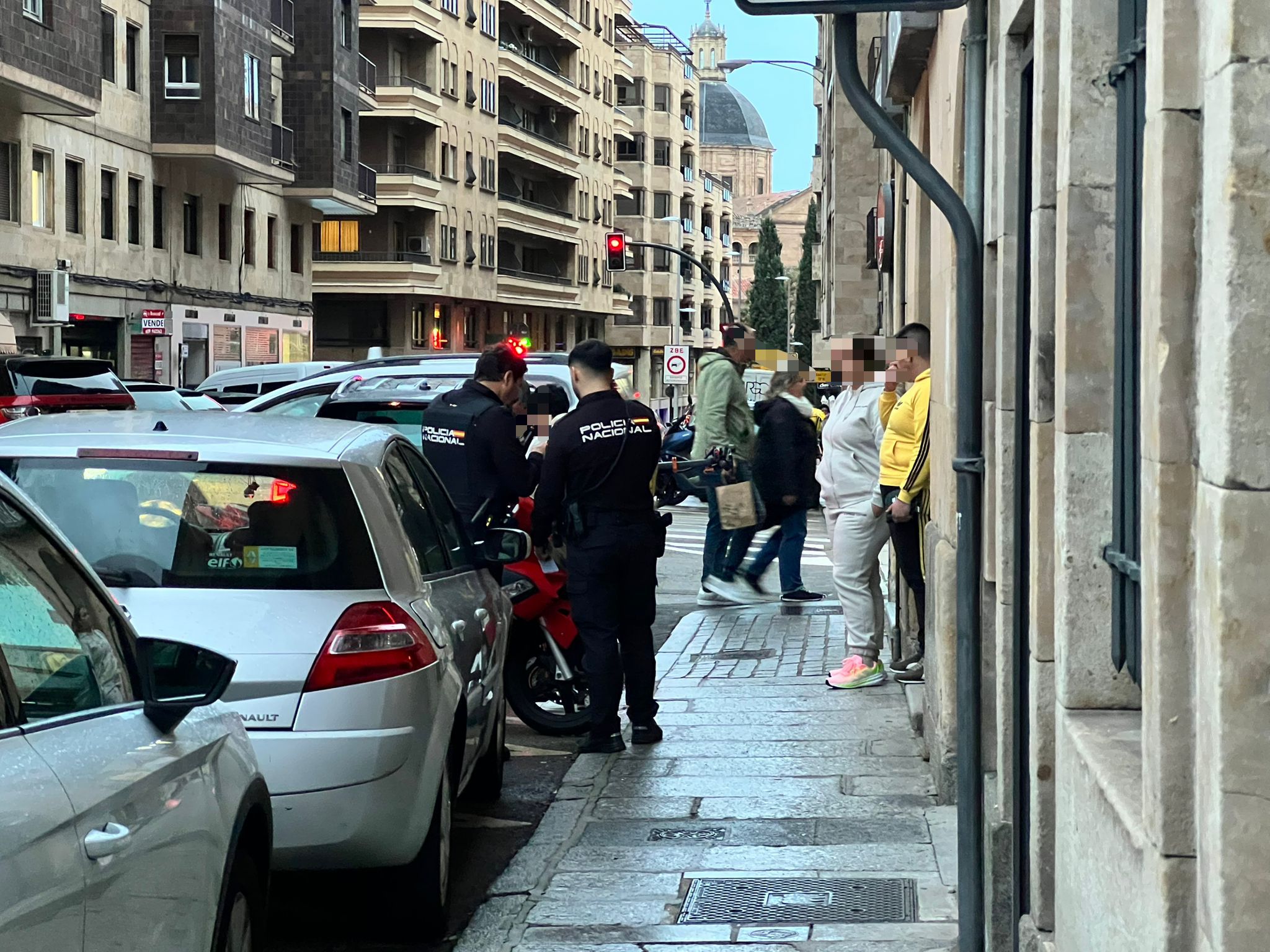 Colisión entre un coche y un patinete eléctrico en la calle de Conde Crespo Rascón