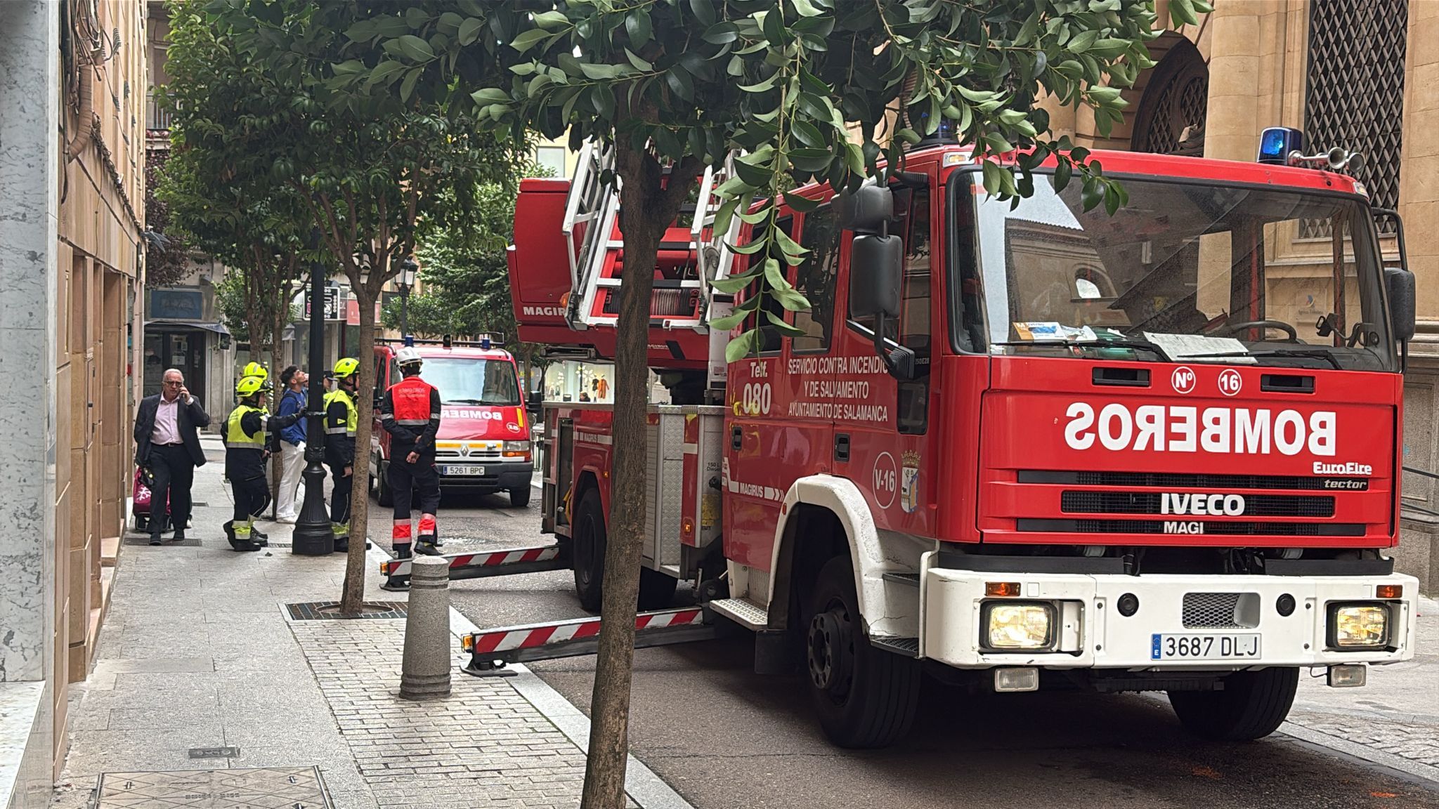 Bomberos en la calle Rector Lucena 