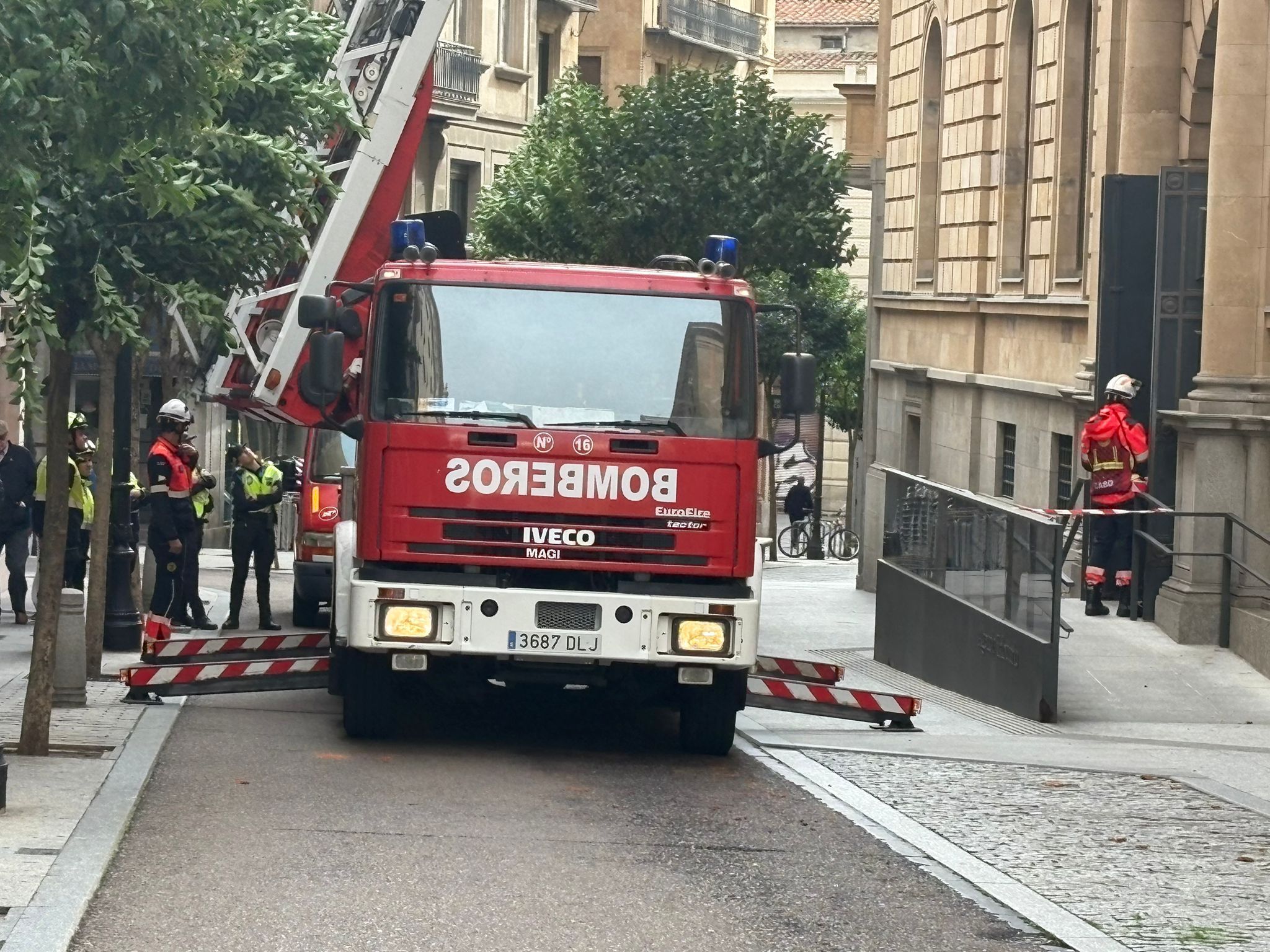 Bomberos en la calle Rector Lucena 