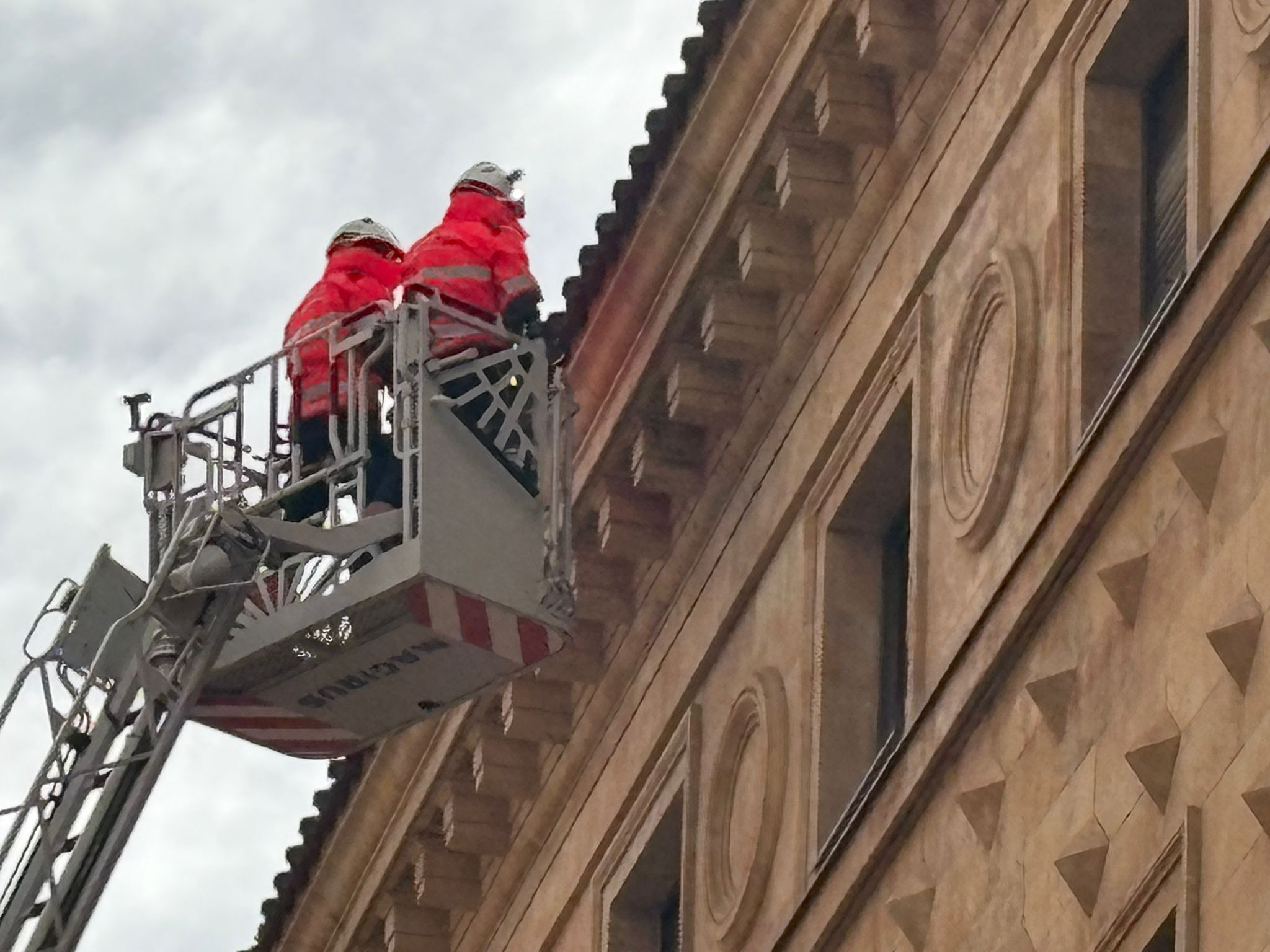 Bomberos en la calle Rector Lucena 