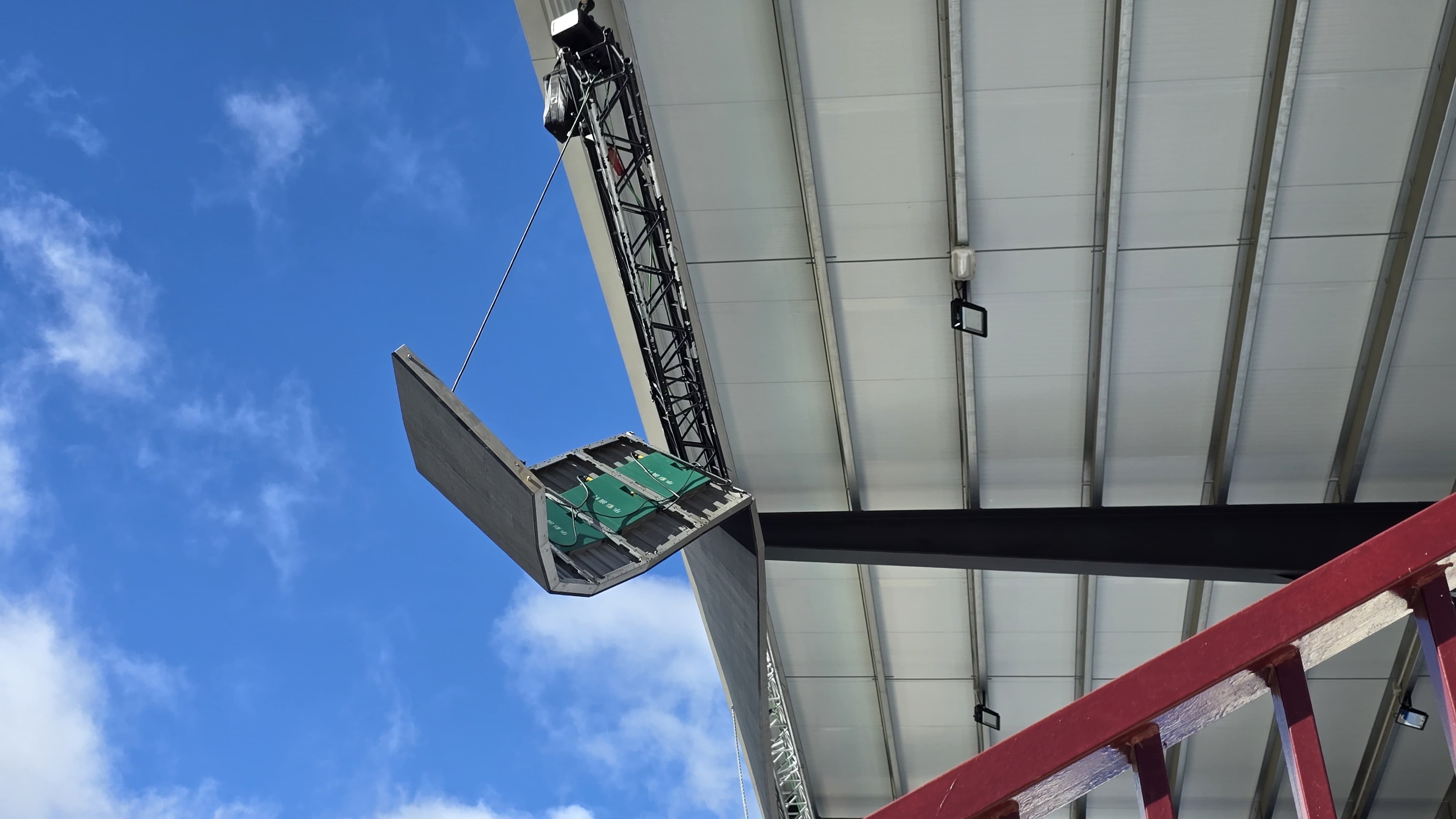 Se desprende un LED en el Reina Sofía | FOTOS ANDREA MATEOS