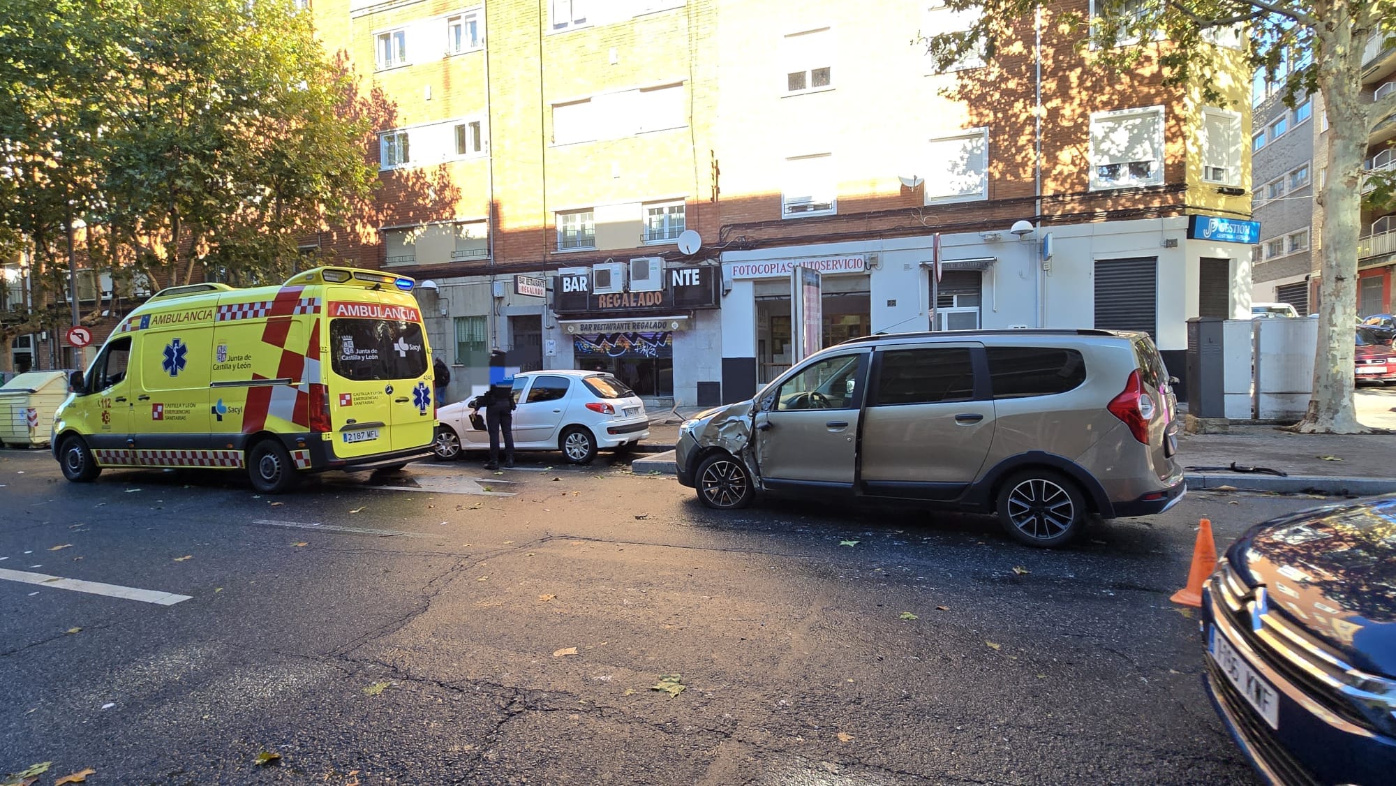 El choque de un turismo y el autobús urbano deja un herido en la avenida Filiberto Villalobos 