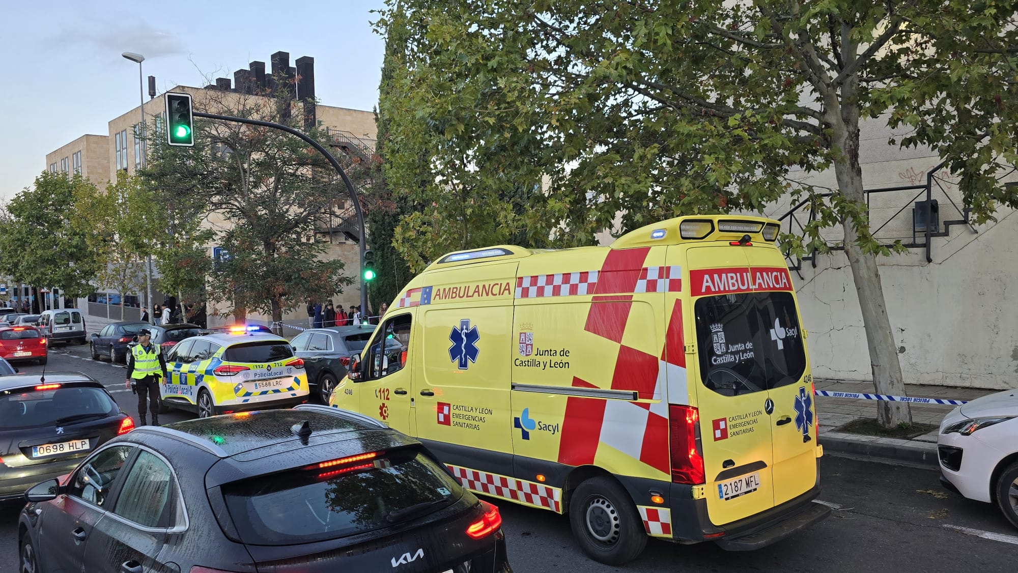 GALERÍA | Un vertido de gasoil en la calle Peña de Francia obliga a intervenir a la Policía Local 