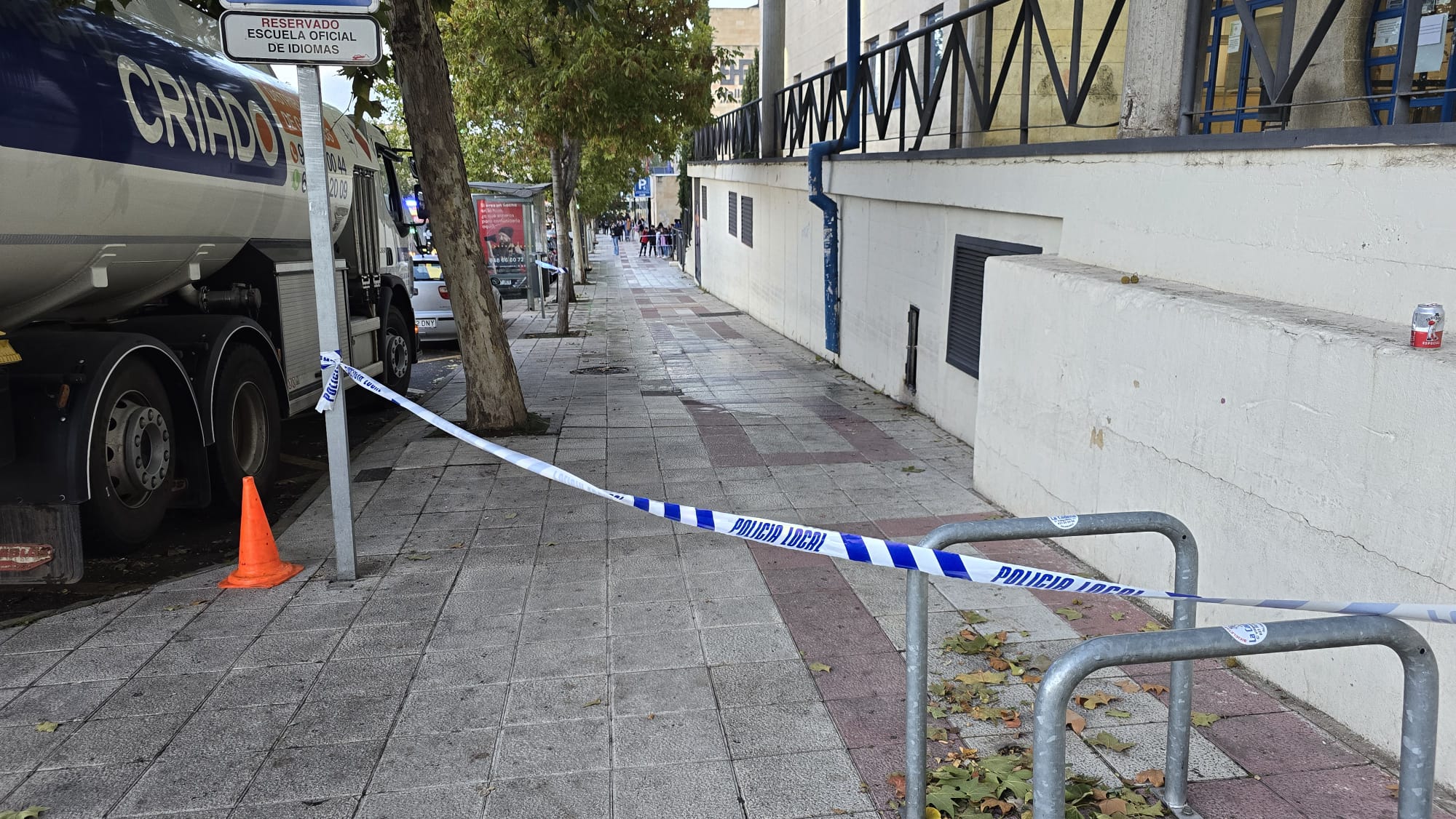 GALERÍA | Un vertido de gasoil en la calle Peña de Francia obliga a intervenir a la Policía Local 