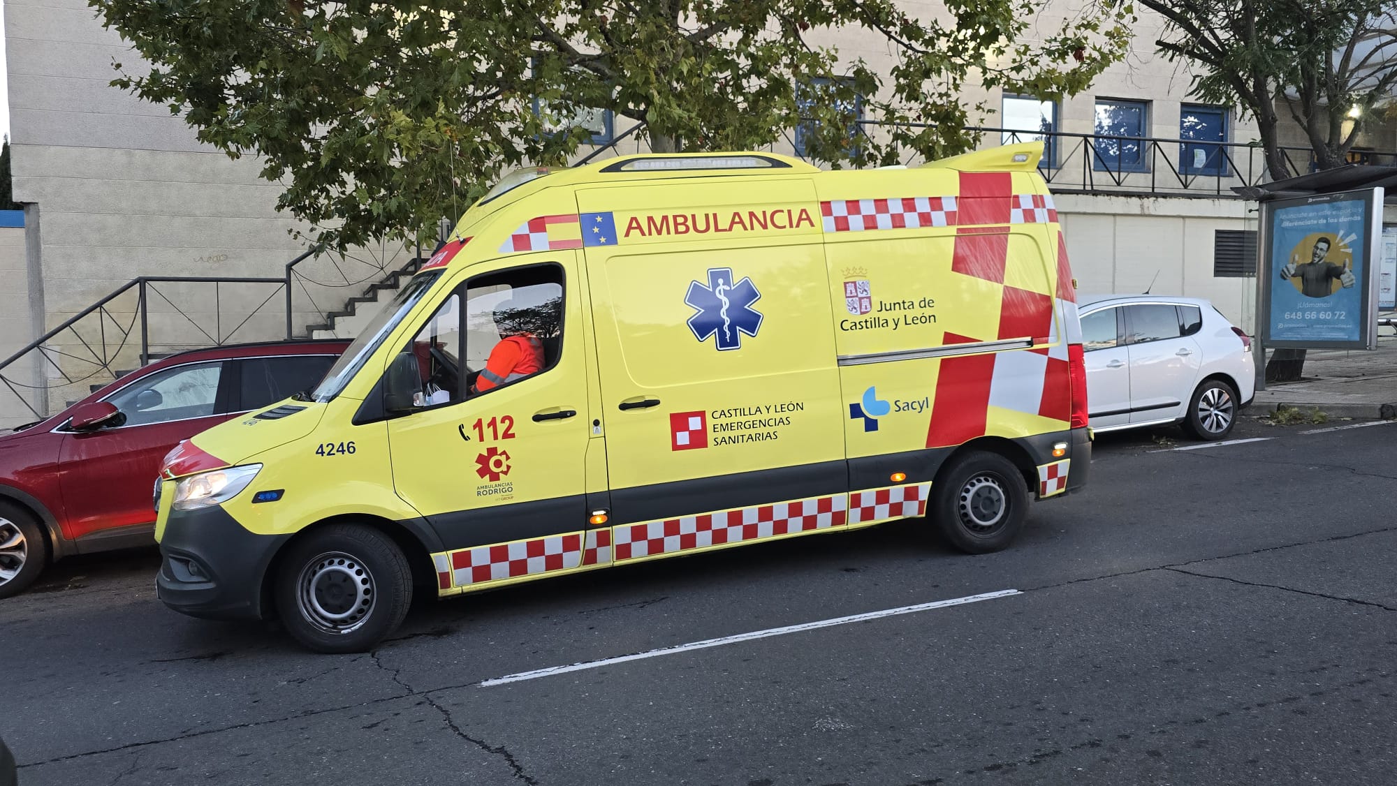 GALERÍA | Un vertido de gasoil en la calle Peña de Francia obliga a intervenir a la Policía Local 