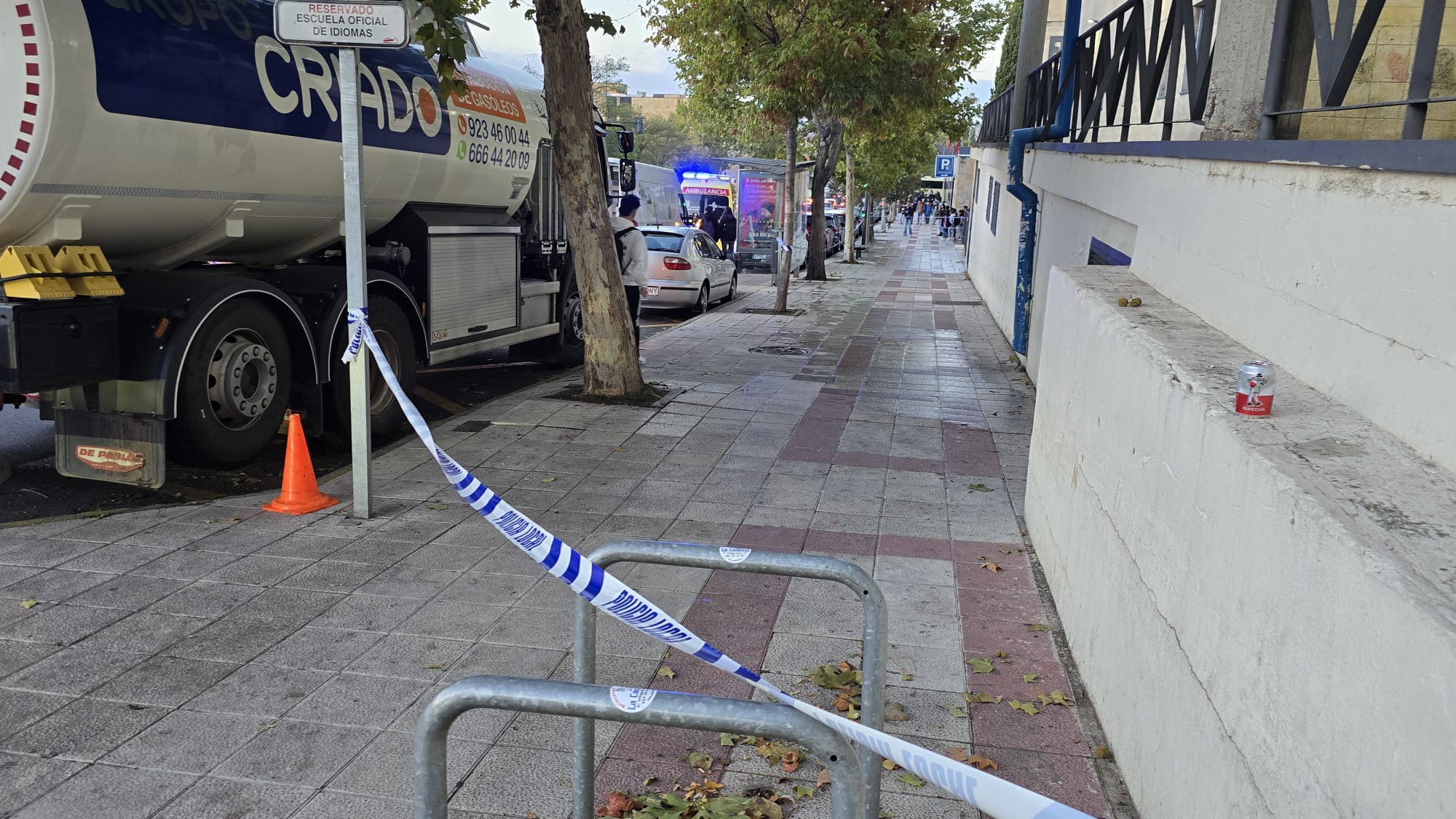 GALERÍA | Un vertido de gasoil en la calle Peña de Francia obliga a intervenir a la Policía Local 