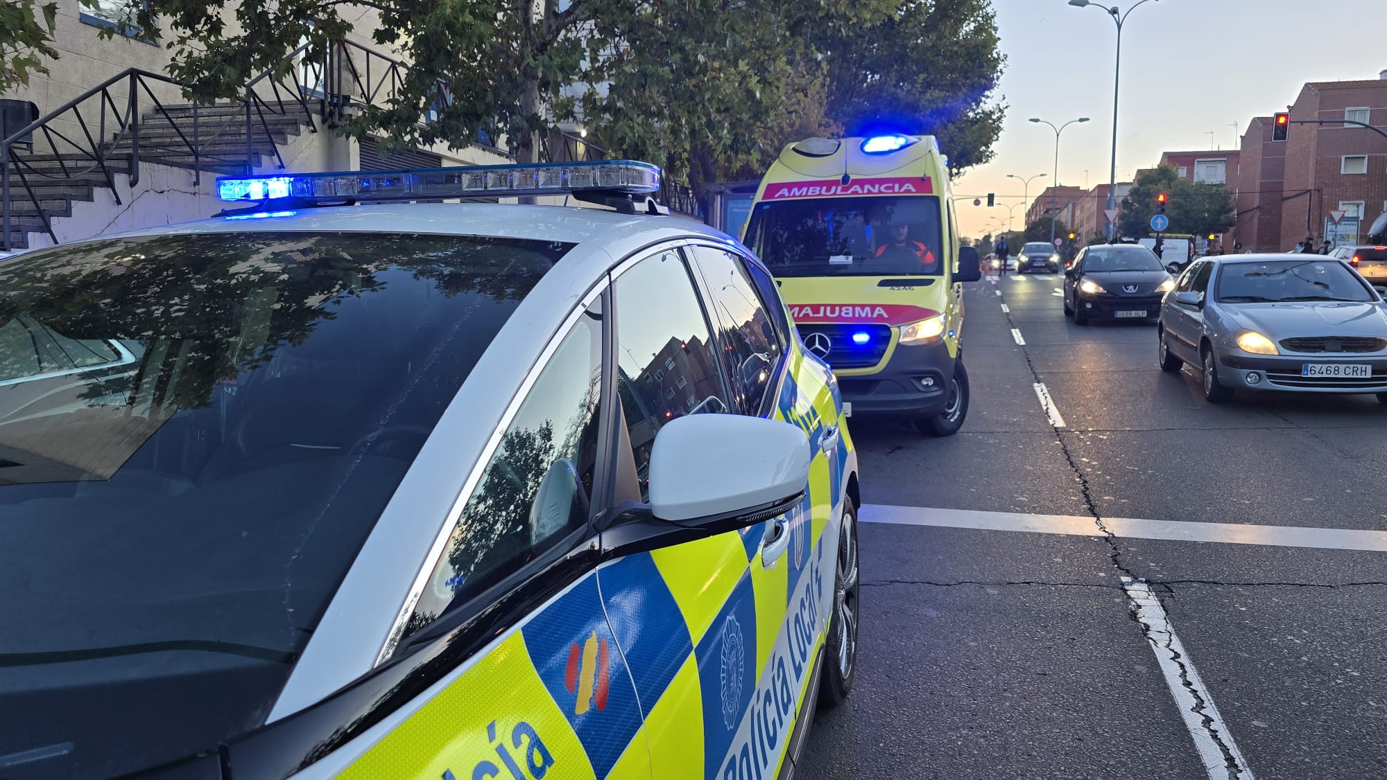 GALERÍA | Un vertido de gasoil en la calle Peña de Francia obliga a intervenir a la Policía Local 