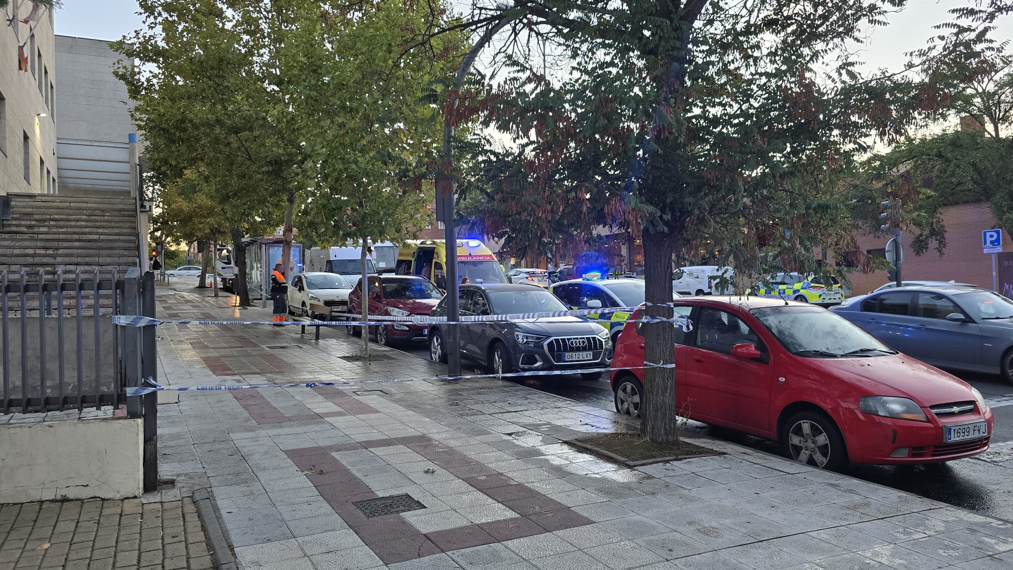 GALERÍA | Un vertido de gasoil en la calle Peña de Francia obliga a intervenir a la Policía Local 