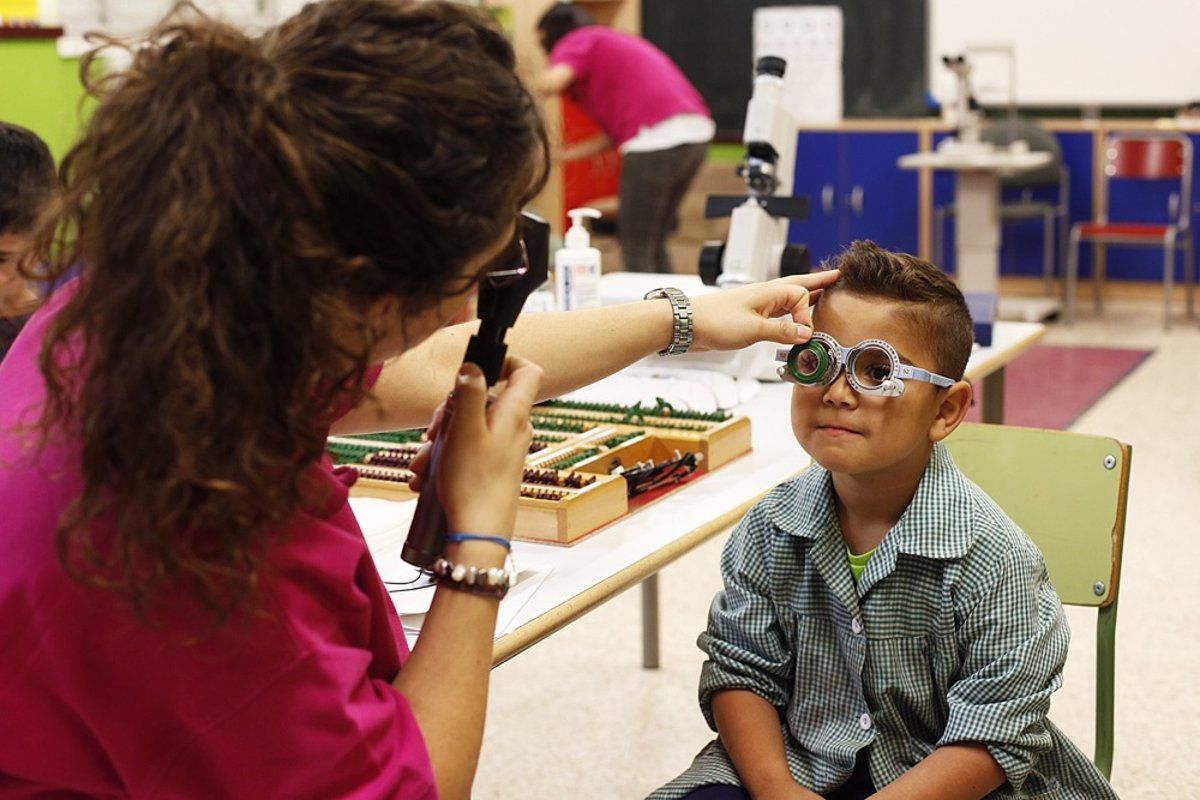 Revisón, ojos, niño, gafas, óptica. Foto EP