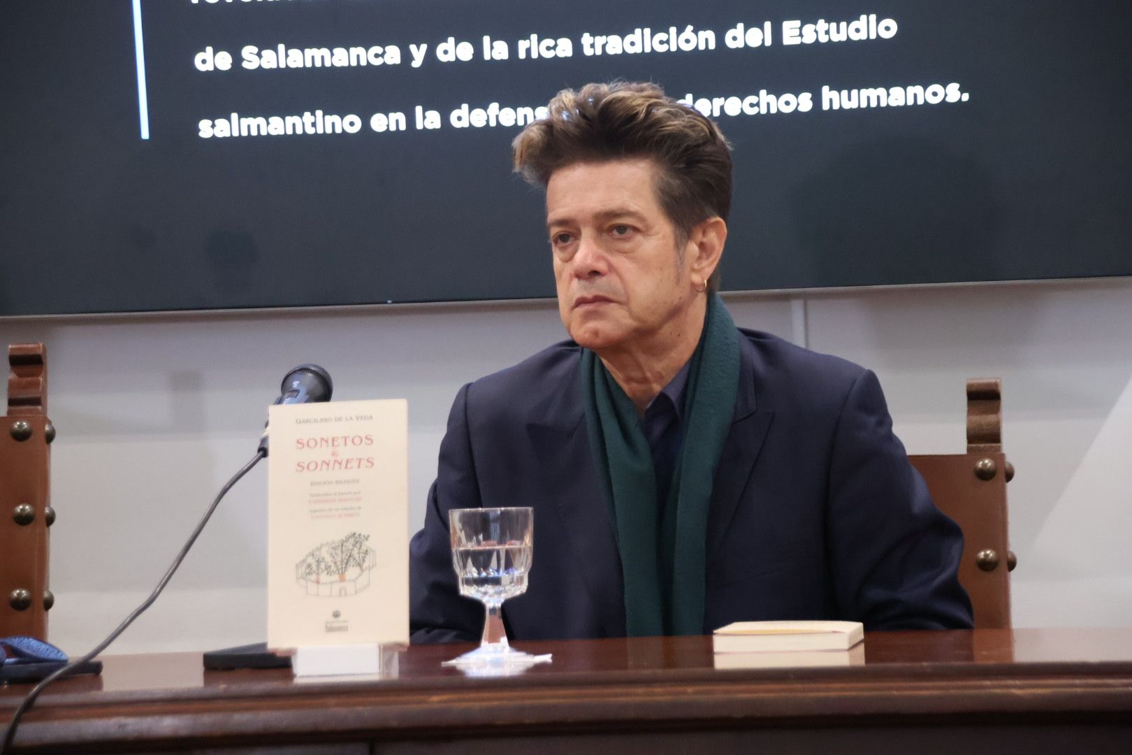 Ediciones Universidad de Salamanca presenta la edición bilingüe de la obra “Sonetos” de Garcilaso de la Vega, realizada por Catherine François, y Santiago Auserón titulado “Garcilaso atraviesa los Pirineos”