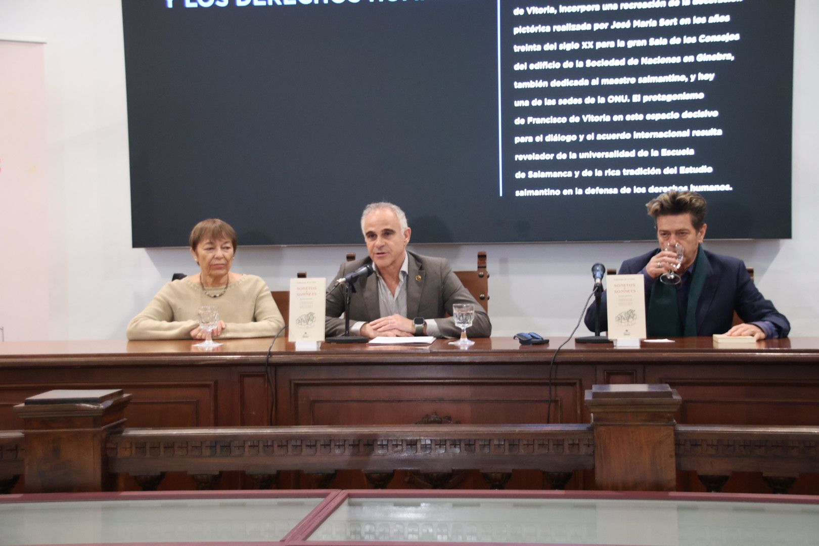 Ediciones Universidad de Salamanca presenta la edición bilingüe de la obra “Sonetos” de Garcilaso de la Vega, realizada por Catherine François, y Santiago Auserón titulado “Garcilaso atraviesa los Pirineos”