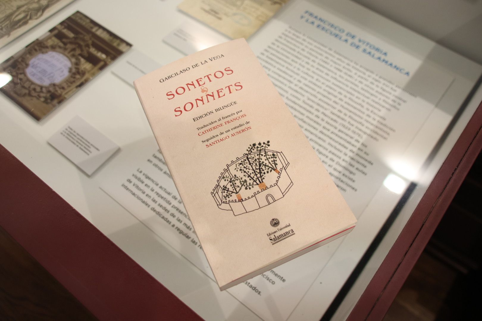 Ediciones Universidad de Salamanca presenta la edición bilingüe de la obra “Sonetos” de Garcilaso de la Vega, realizada por Catherine François, y Santiago Auserón titulado “Garcilaso atraviesa los Pirineos”