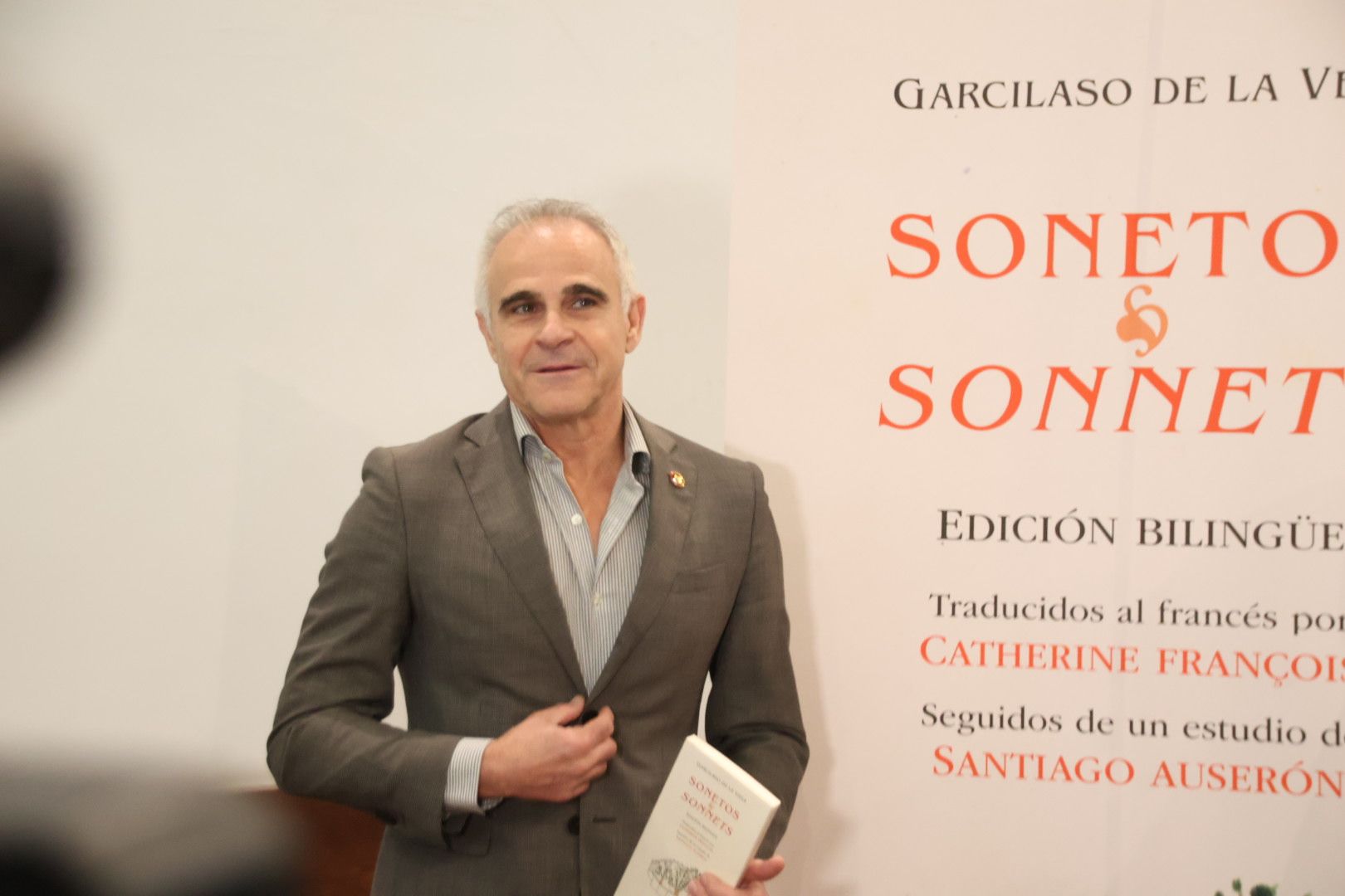 Ediciones Universidad de Salamanca presenta la edición bilingüe de la obra “Sonetos” de Garcilaso de la Vega, realizada por Catherine François, y Santiago Auserón titulado “Garcilaso atraviesa los Pirineos”