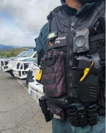 Agente de la USECIC con pistola taser. Foto Ministerio de Política Territorial y Memoria Democrática