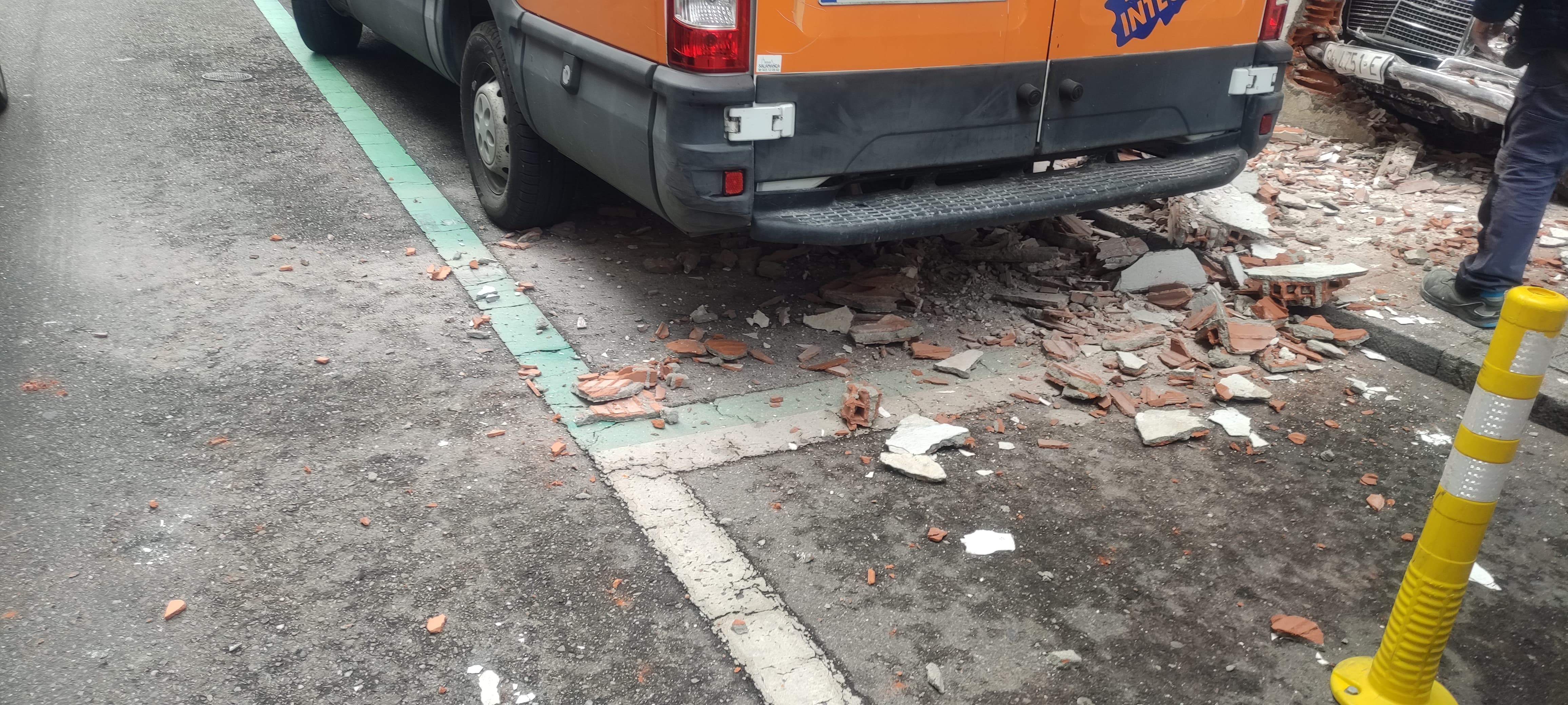 Desperfectos causados después de que un coche se empotre en el garaje en la calle de Fray Luis de Granada | FOTO SALAMANCA24HORAS.COM